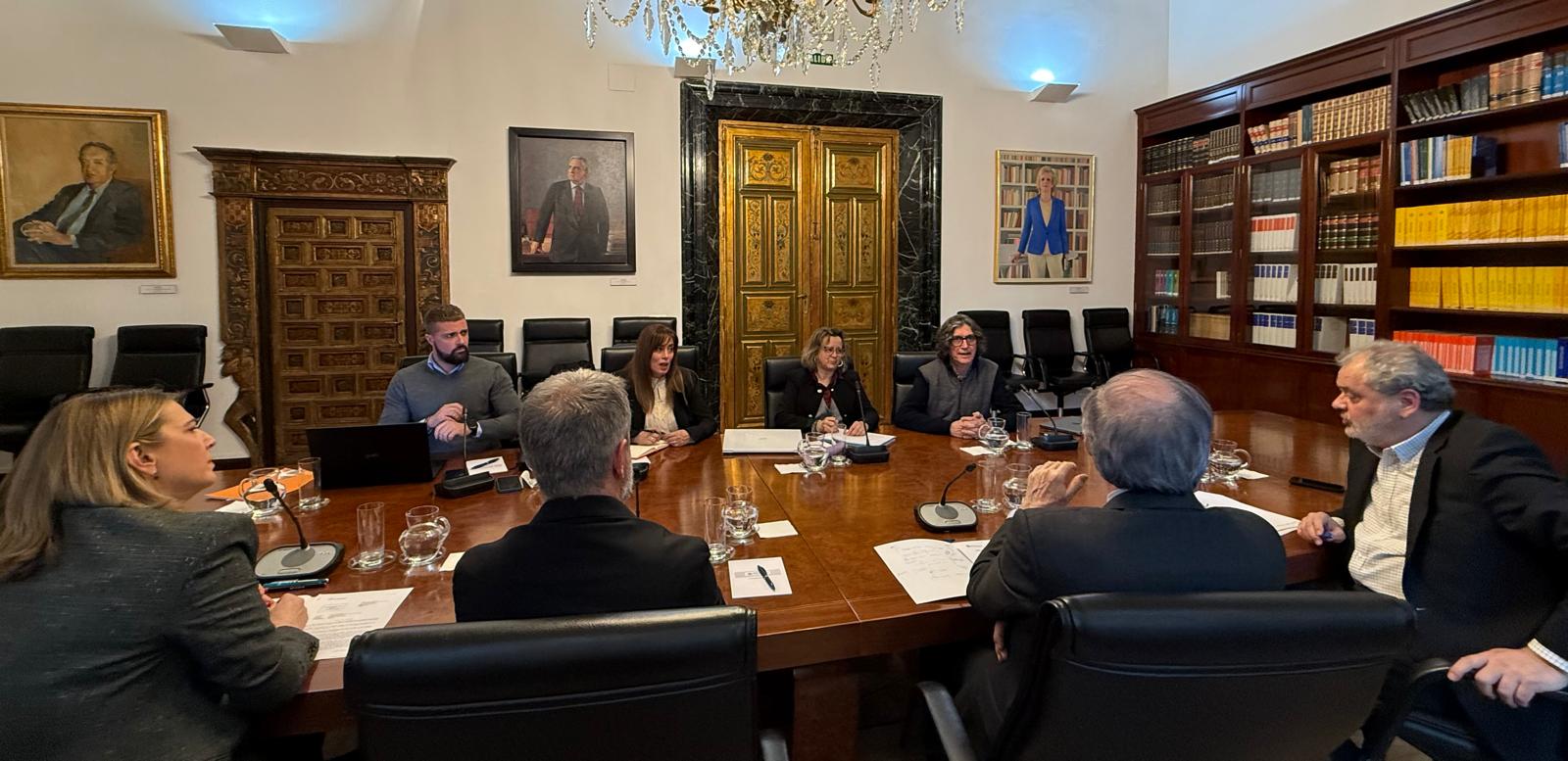El Defensor del Pueblo, Ángel Gabilondo, ha mantenido este miércoles una reunión en la sede de la institución con una delegación del Consejo General de Colegios de Educadoras y Educadores Sociales (CGCEES)