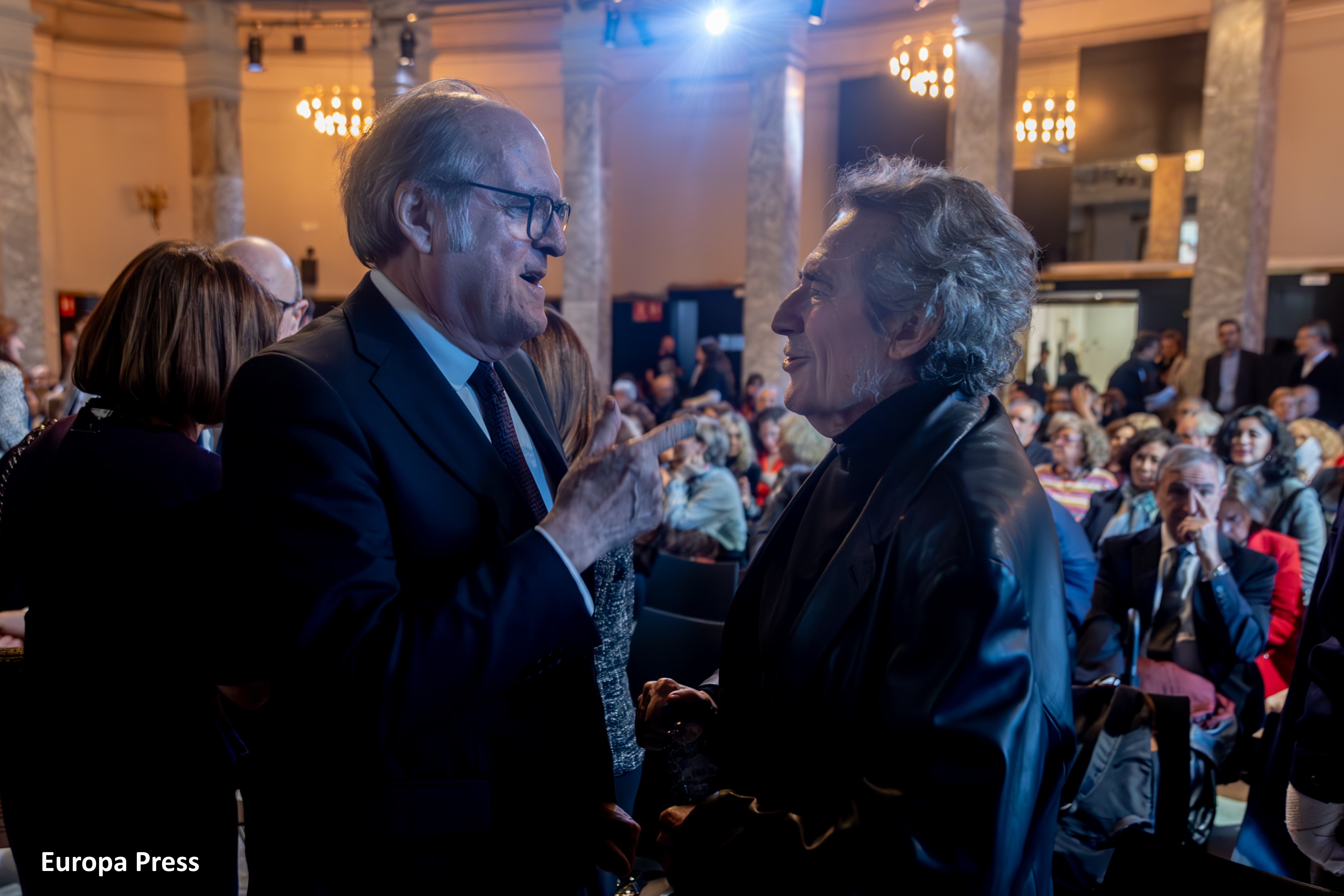 El Defensor del Pueblo habla con Miguel Ríos en el homenaje