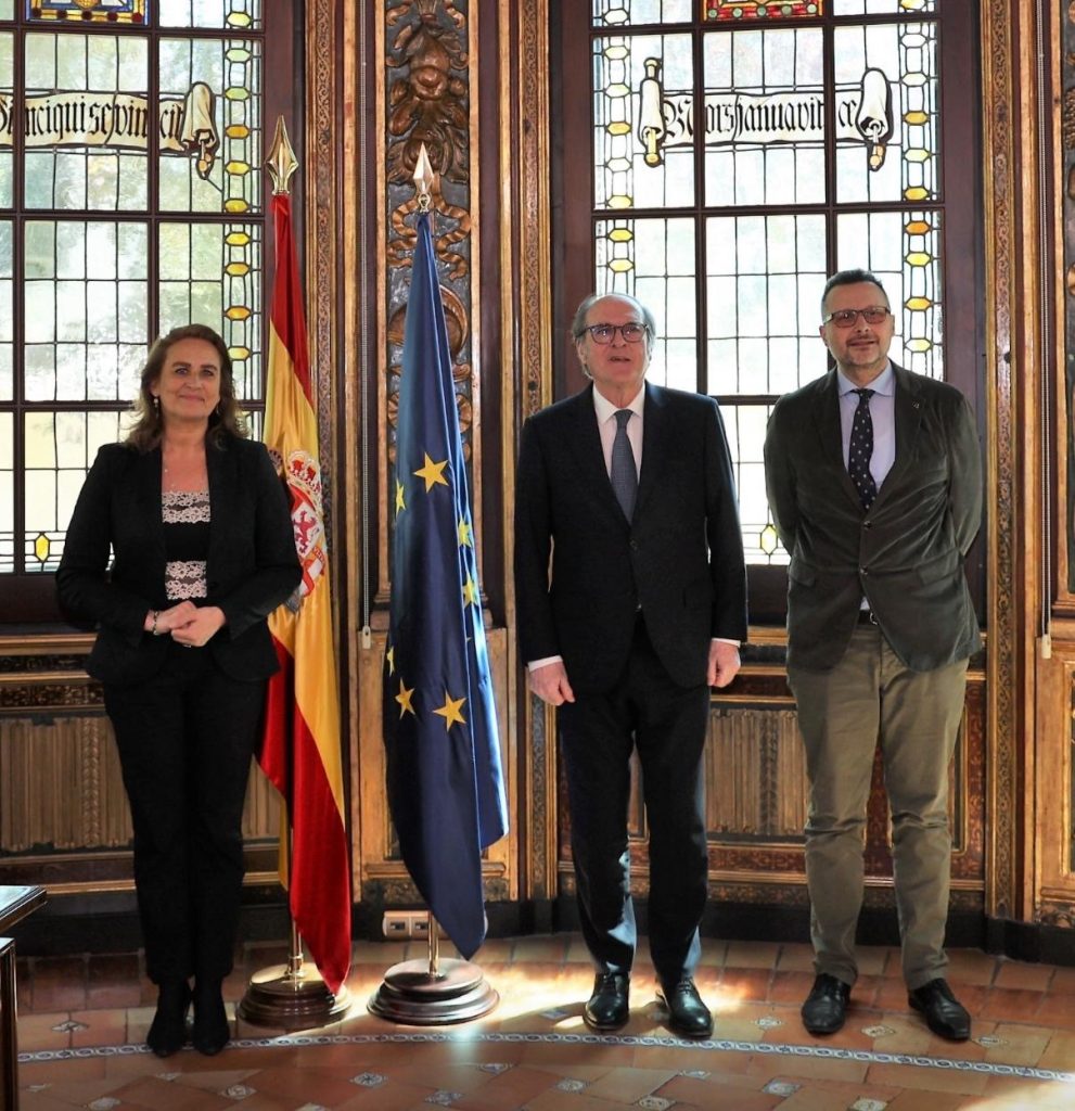 Pulse para ver la noticia: En el marco de su visita a España
