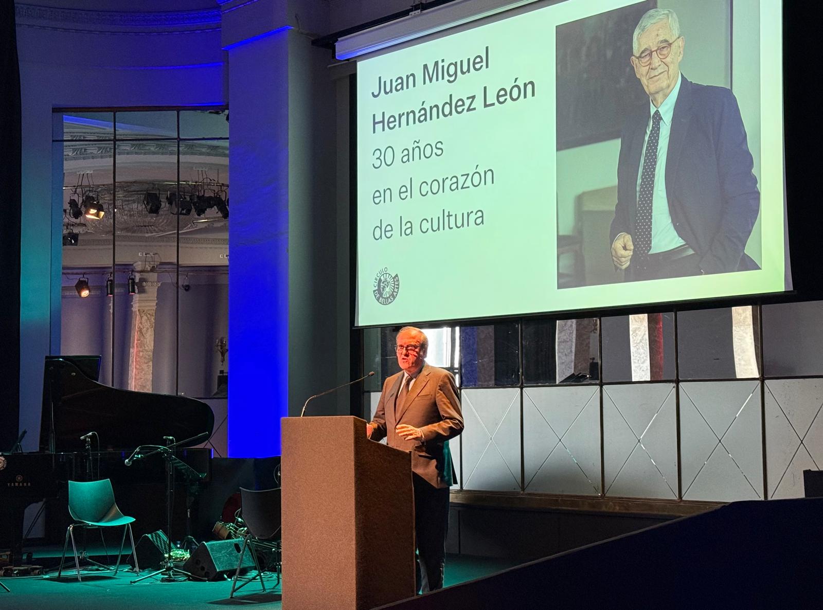 Ángel Gabilondo participa en el homenaje al presidente del Círculo de Bellas Artes, Juan Miguel Hernández León