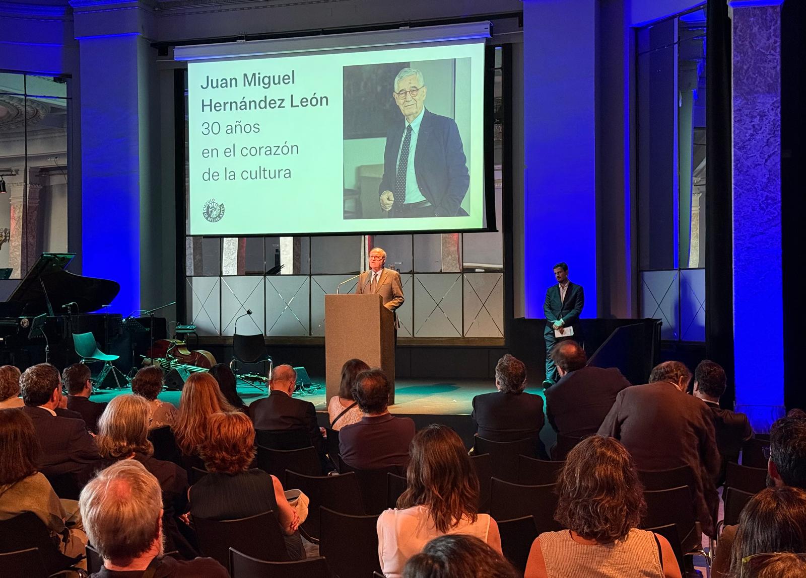 Ángel Gabilondo participa en el homenaje al presidente del Círculo de Bellas Artes, Juan Miguel Hernández León