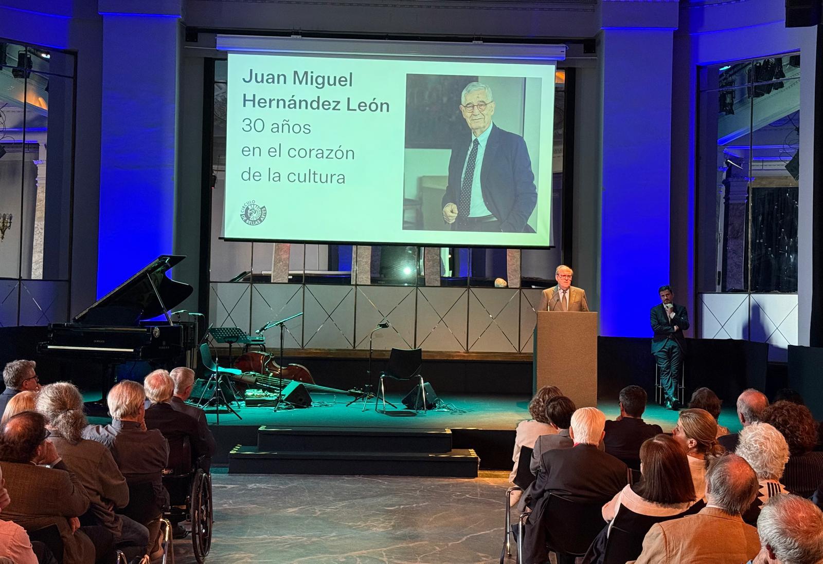 Ángel Gabilondo participa en el homenaje al presidente del Círculo de Bellas Artes, Juan Miguel Hernández León