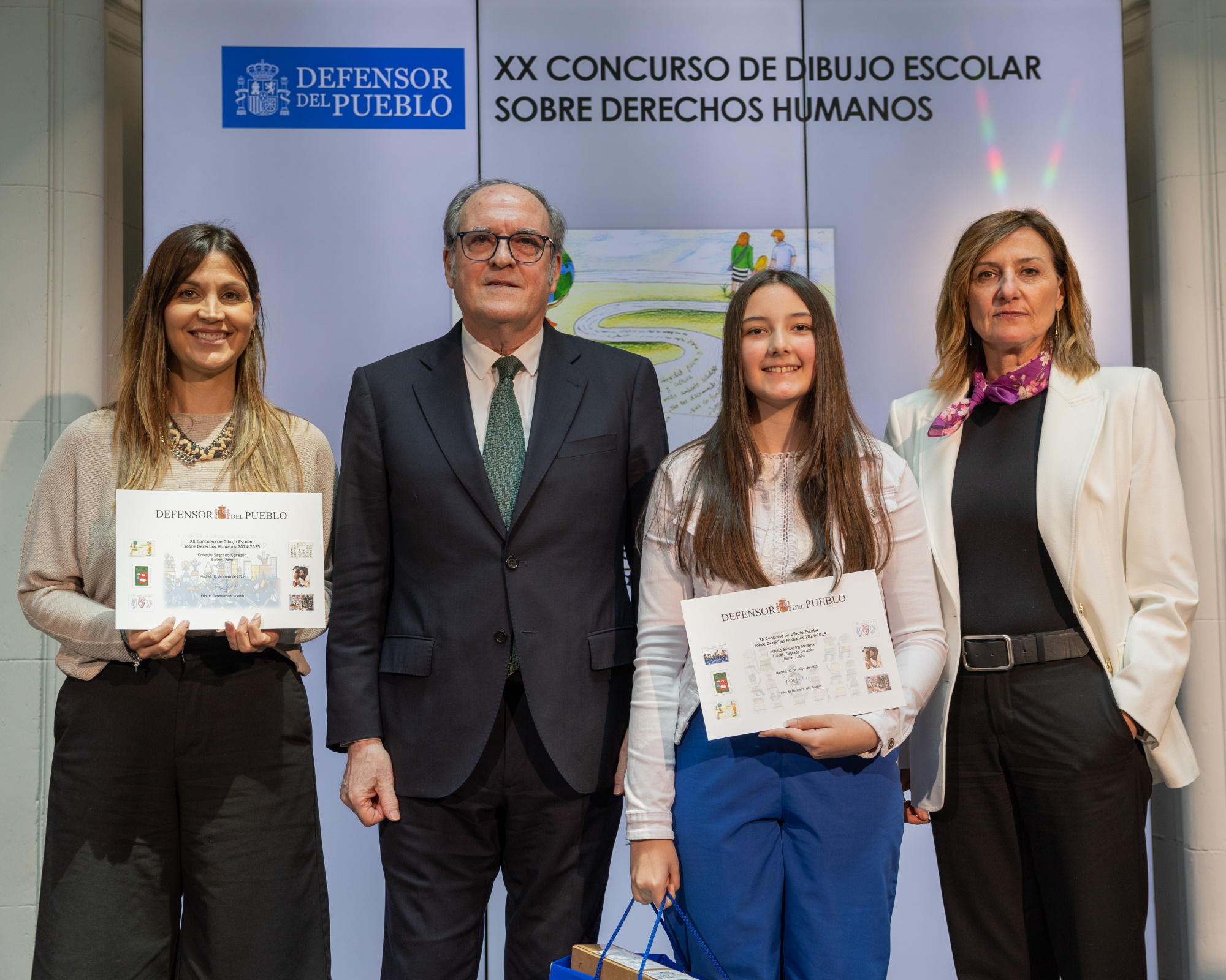 Foto con una de las ganadoras del Concurso de Dibujo Escolar sobre DDHH