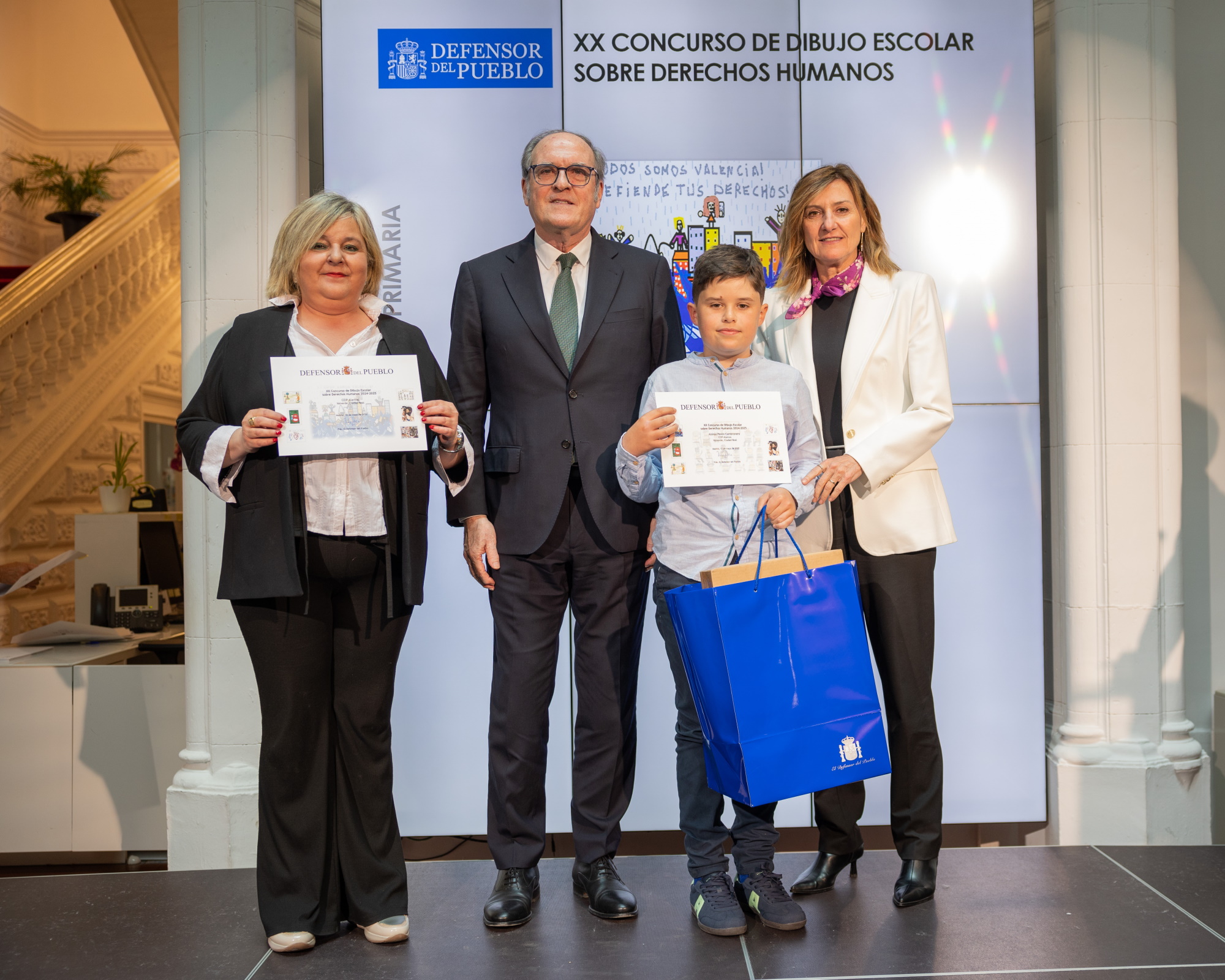 Foto con uno de los ganadores del Concurso de Dibujo Escolar sobre DDHH
