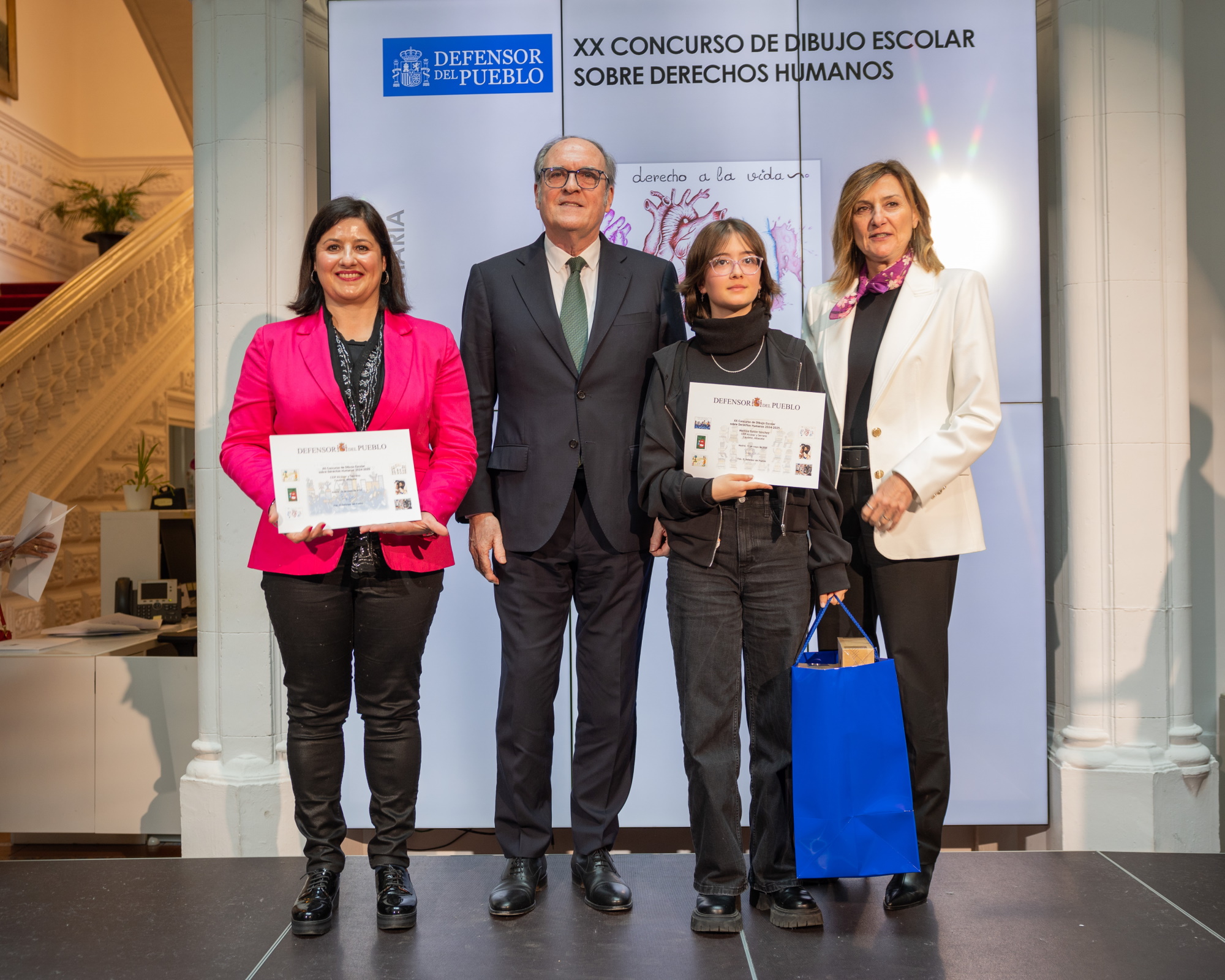 Foto con una de las ganadoras del Concurso de Dibujo Escolar sobre DDHH