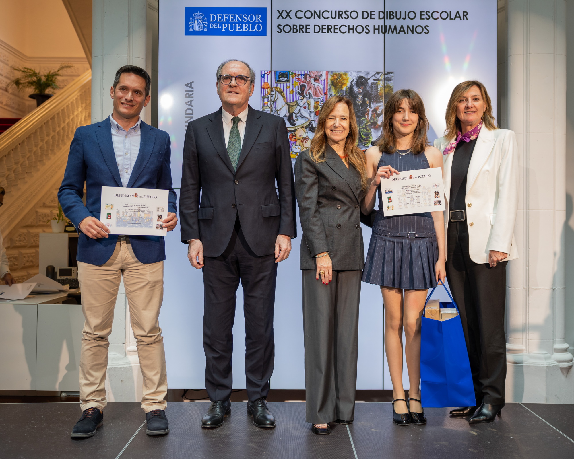 Foto con una de las ganadoras del Concurso de Dibujo Escolar sobre DDHH