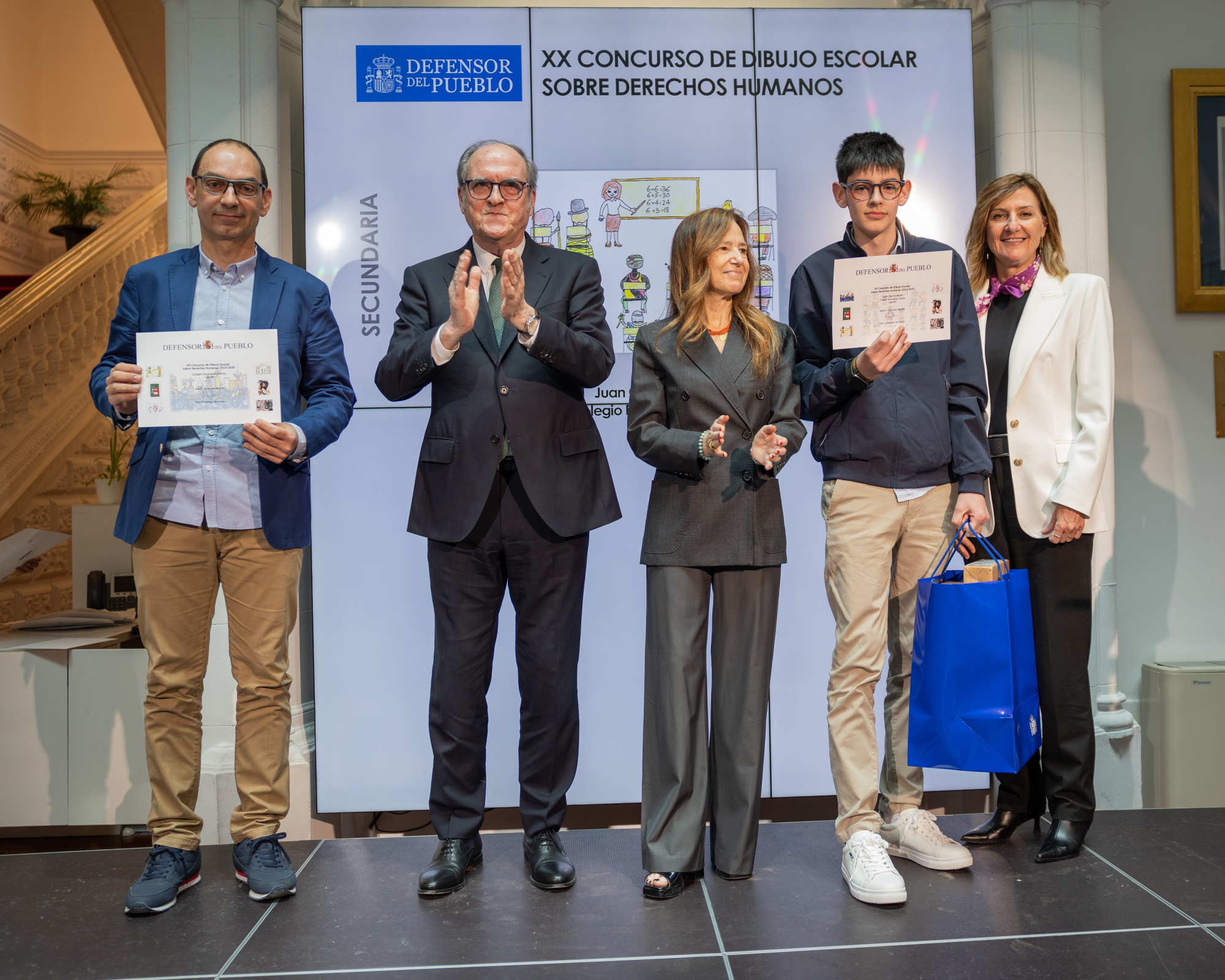 Foto con uno de los ganadores del Concurso de Dibujo Escolar sobre DDHH