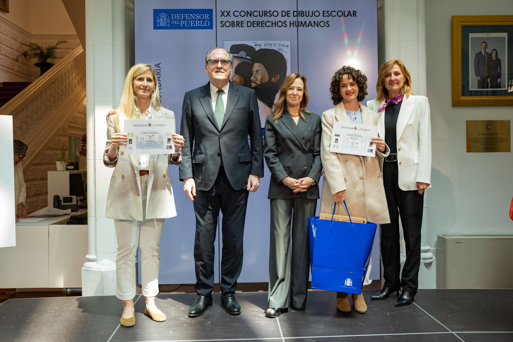 Foto con una de las ganadoras del Concurso de Dibujo Escolar sobre DDHH