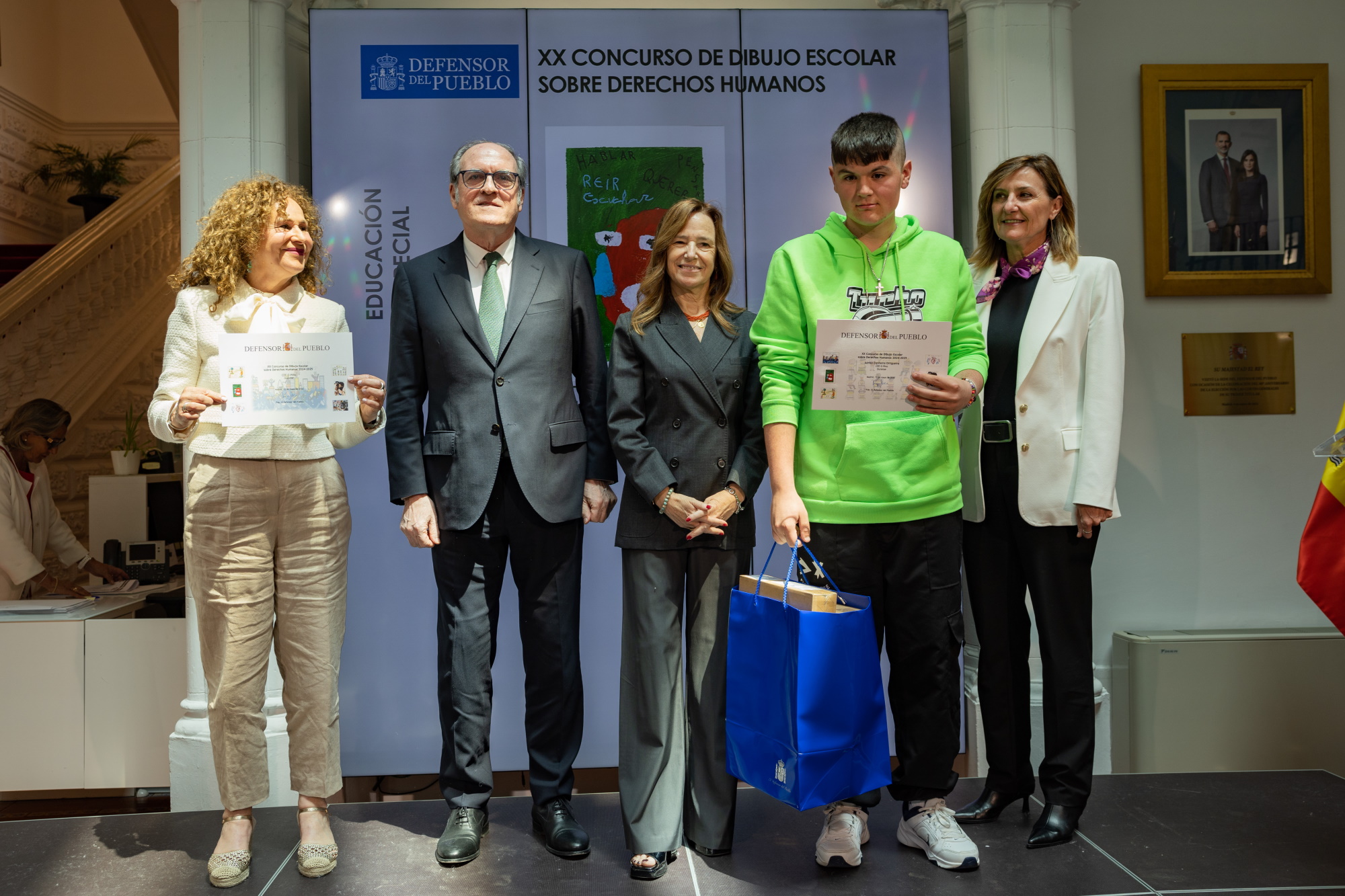Foto con uno de los ganadores del Concurso de Dibujo Escolar sobre DDHH