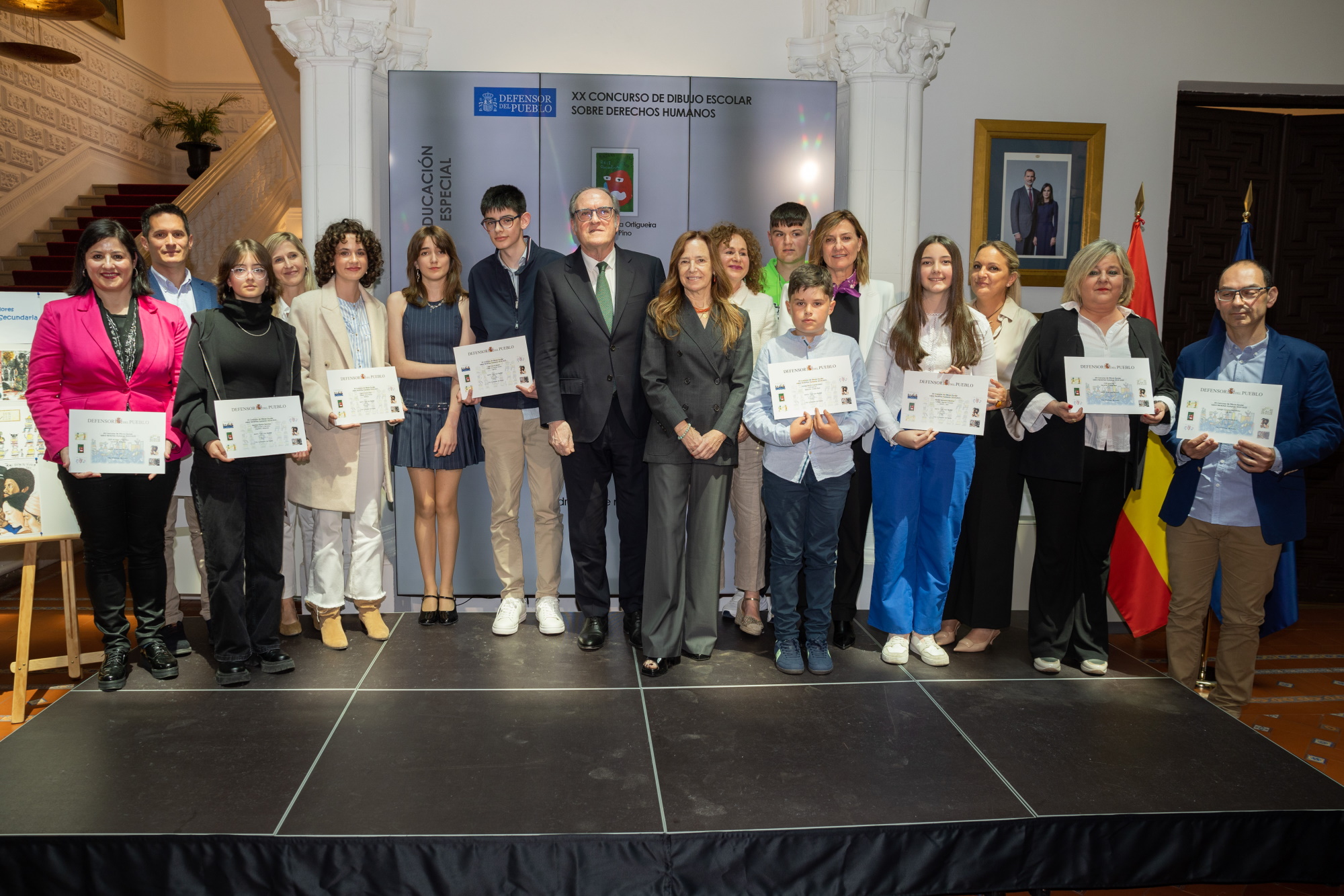 Foto de grupo de la entrega de premios del Concurso sobre DDHH