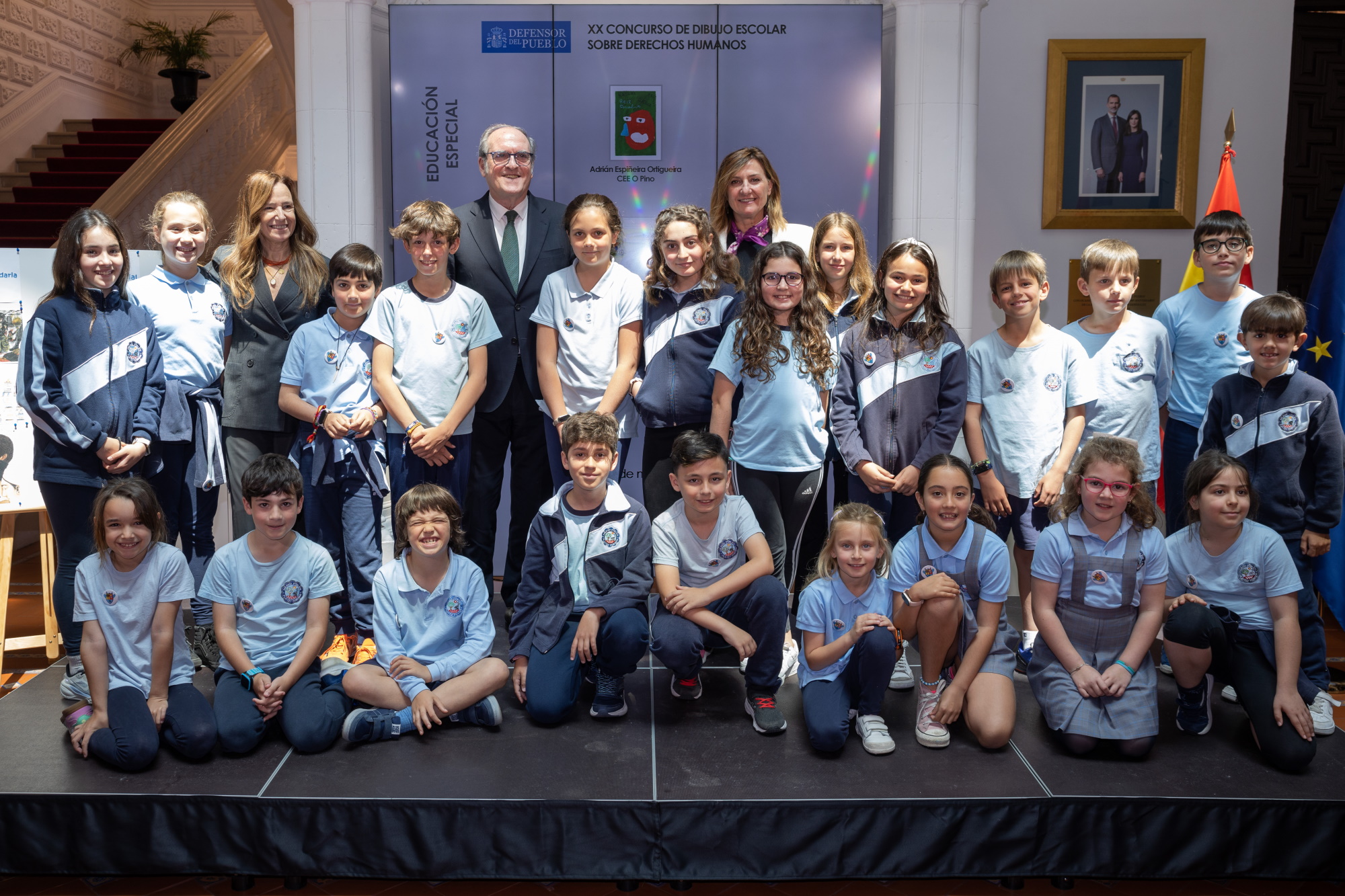 Foto de grupo de la entrega de premios del Concurso sobre DDHH