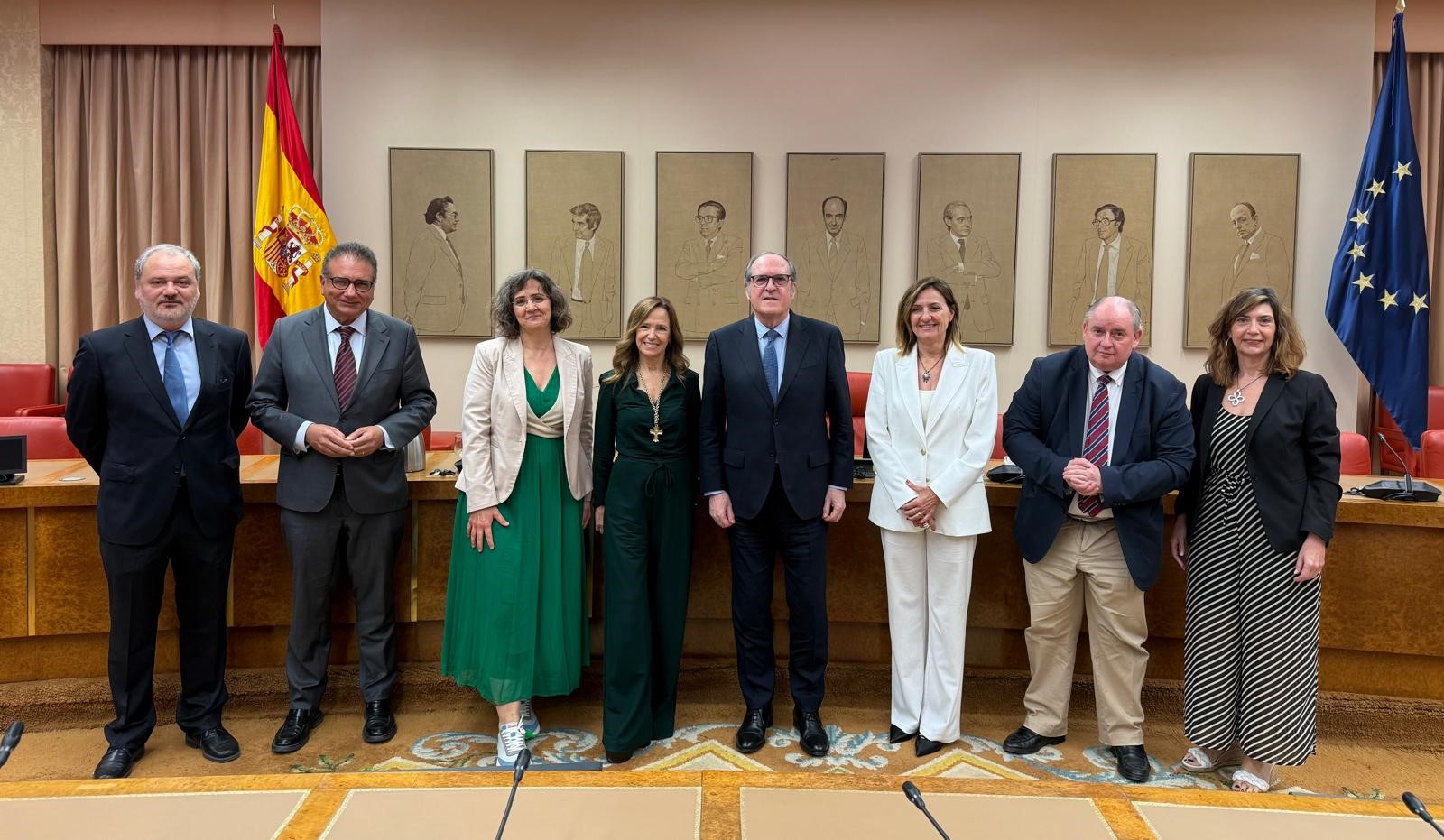 El Defensor del Pueblo y las adjuntas junto a los jefes de área de la institución en el Congreso