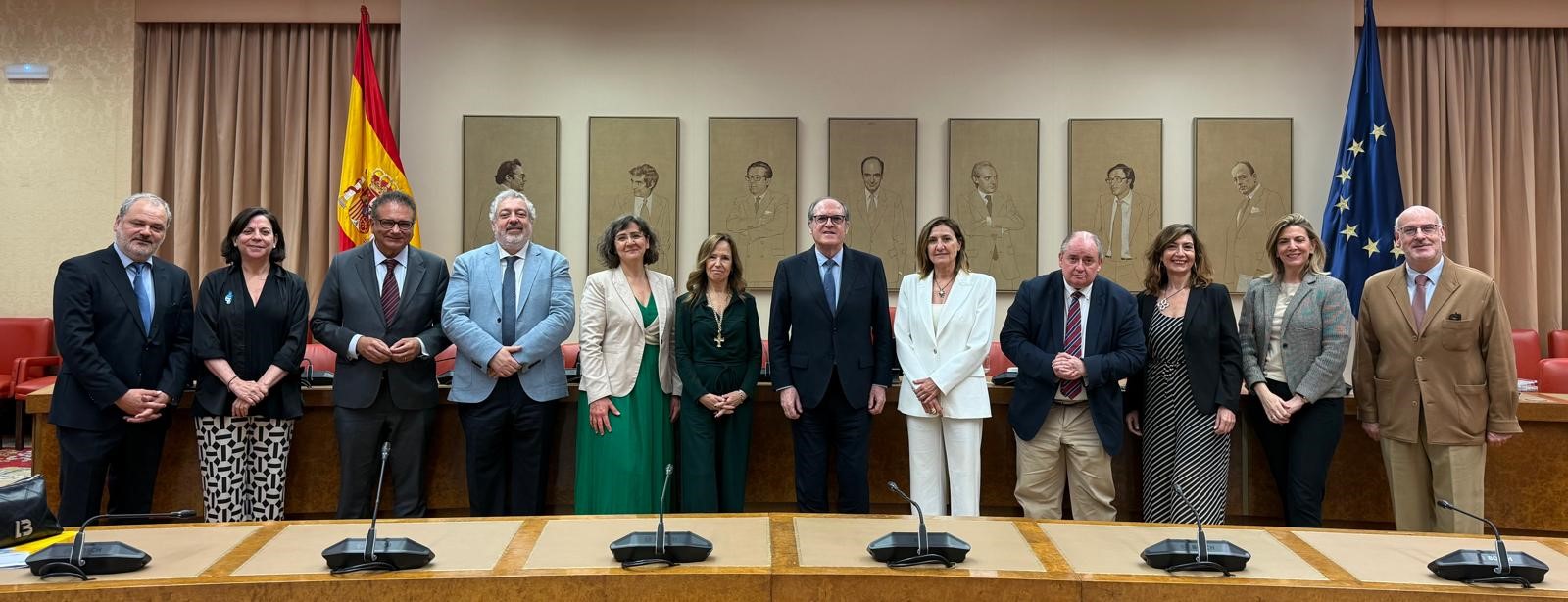 El Defensor del Pueblo y las adjuntas junto a los jefes de área de la institución en el Congreso
