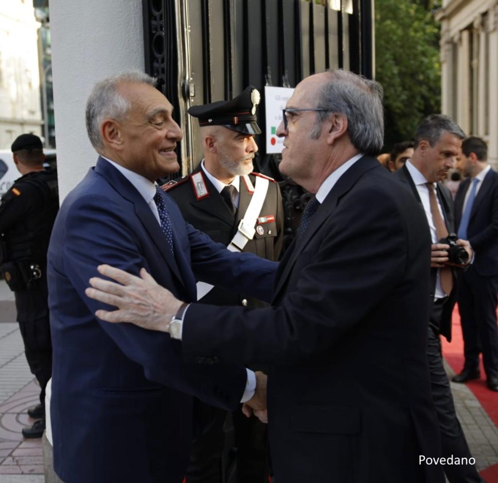 Pulse para ver la noticia: Recepción ofrecida por el embajador Giuseppe Buccino