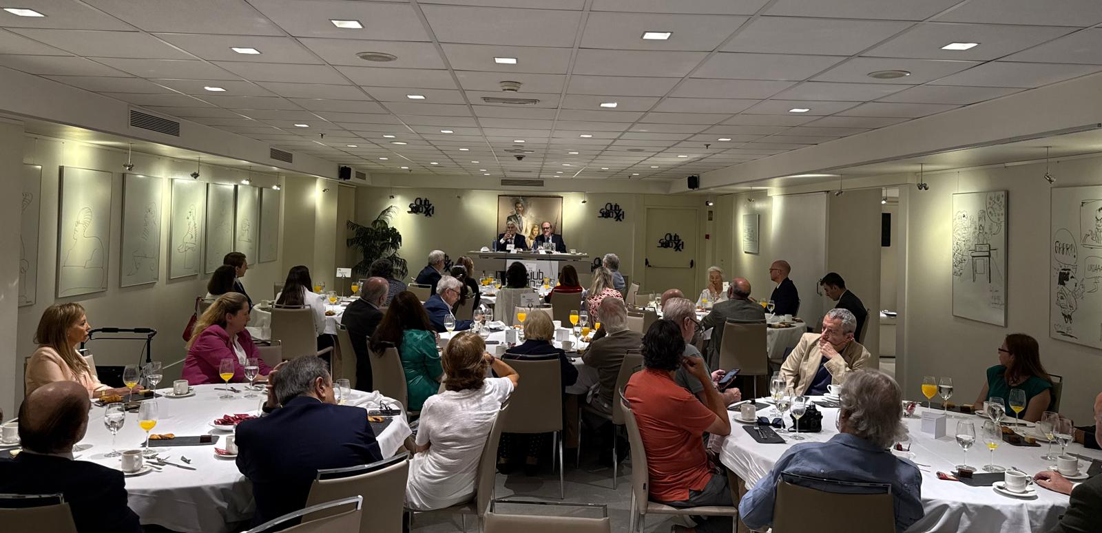 El Defensor del Pueblo, Ángel Gabilondo, ha protagonizado un desayuno informativo en el Club Siglo XXI de Madrid