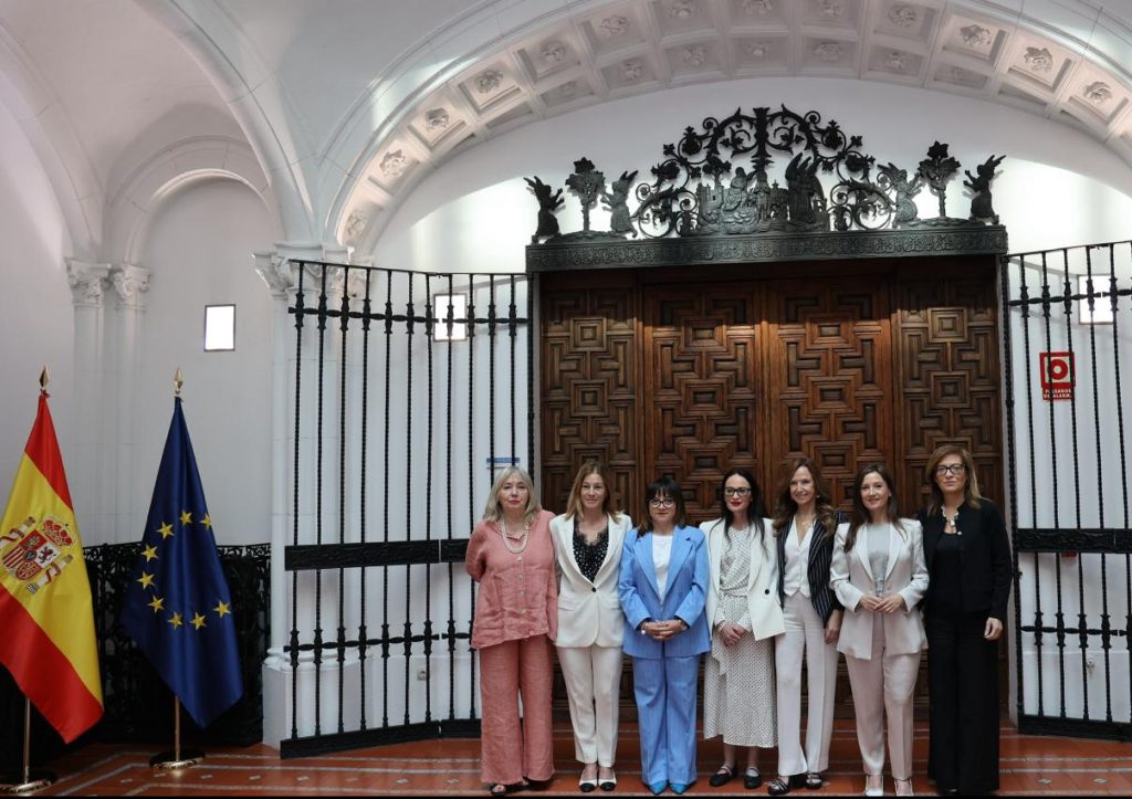Pulse para ver la noticia: Miembros de la Comisión sobre Feminicidios