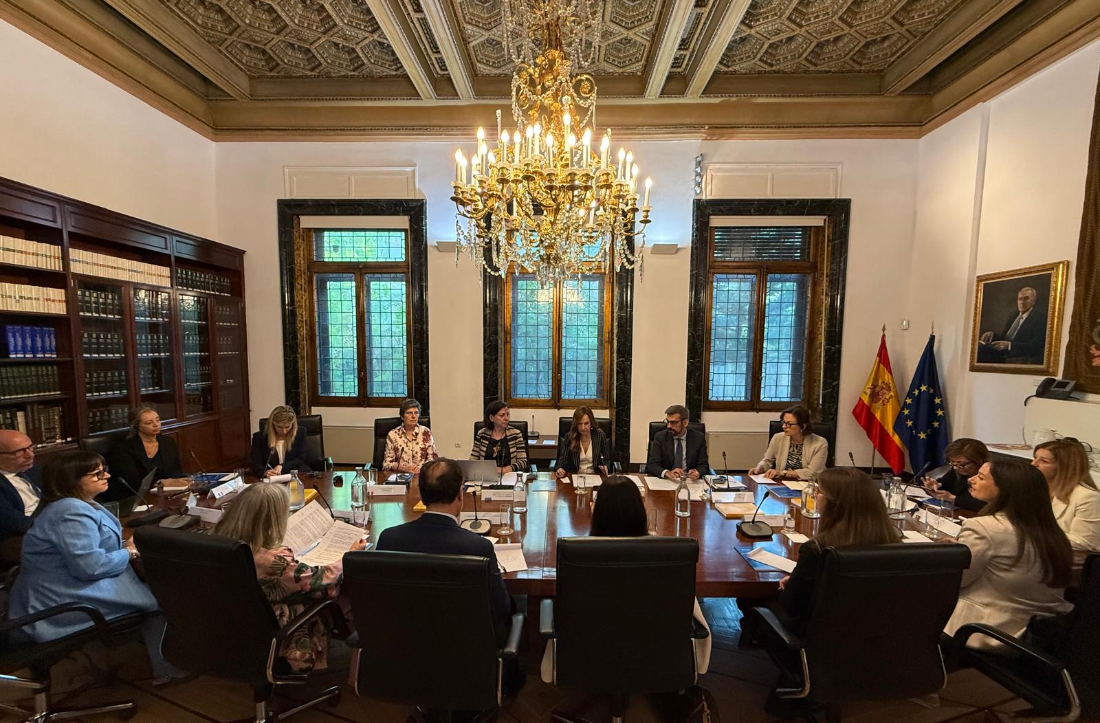 Teresa Jiménez-Becerril se reúne con una delegación del Parlamento de Italia