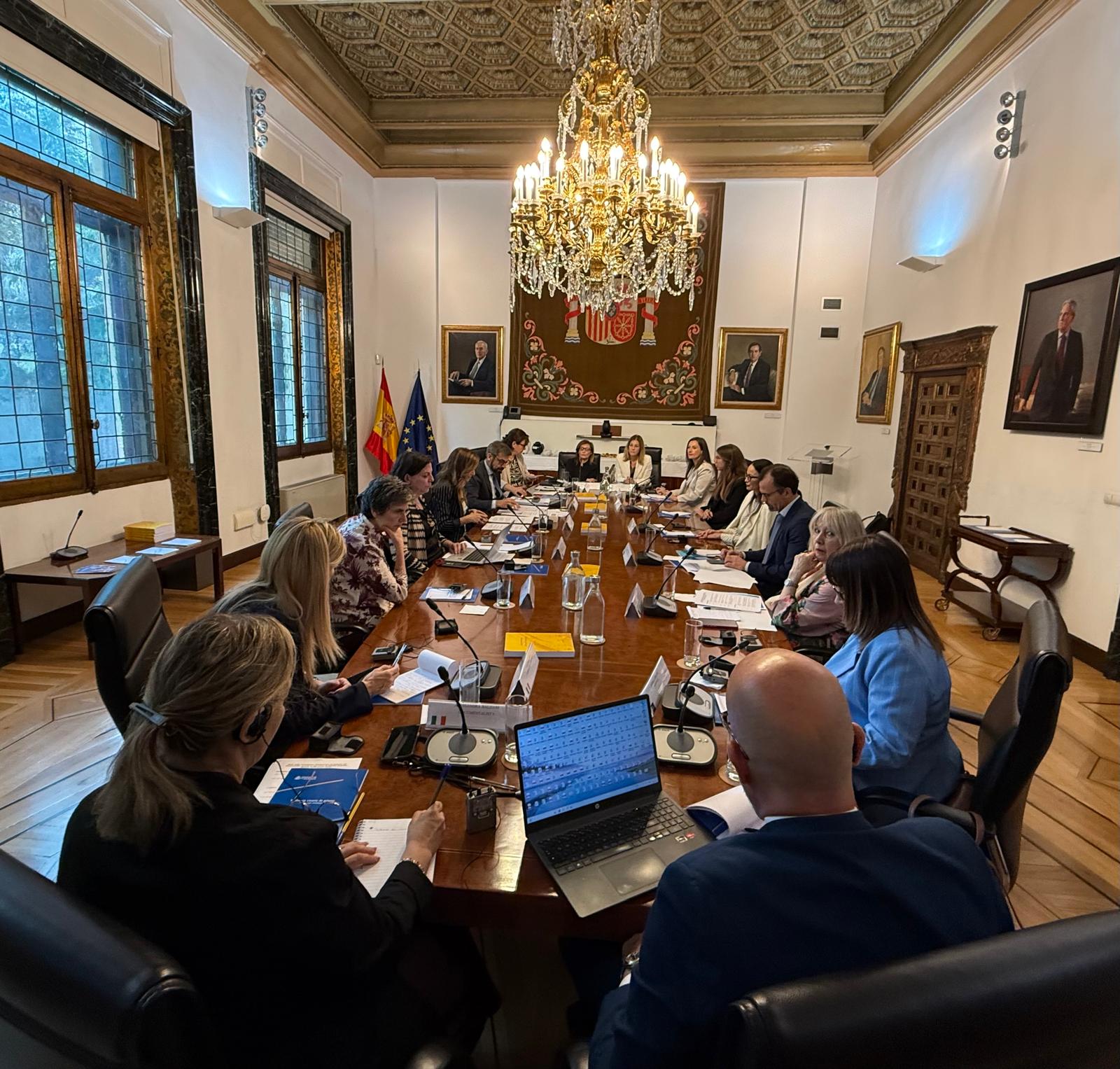 Teresa Jiménez-Becerril se reúne con una delegación del Parlamento de Italia