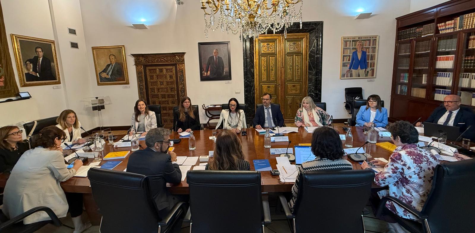 Teresa Jiménez-Becerril se reúne con una delegación del Parlamento de Italia