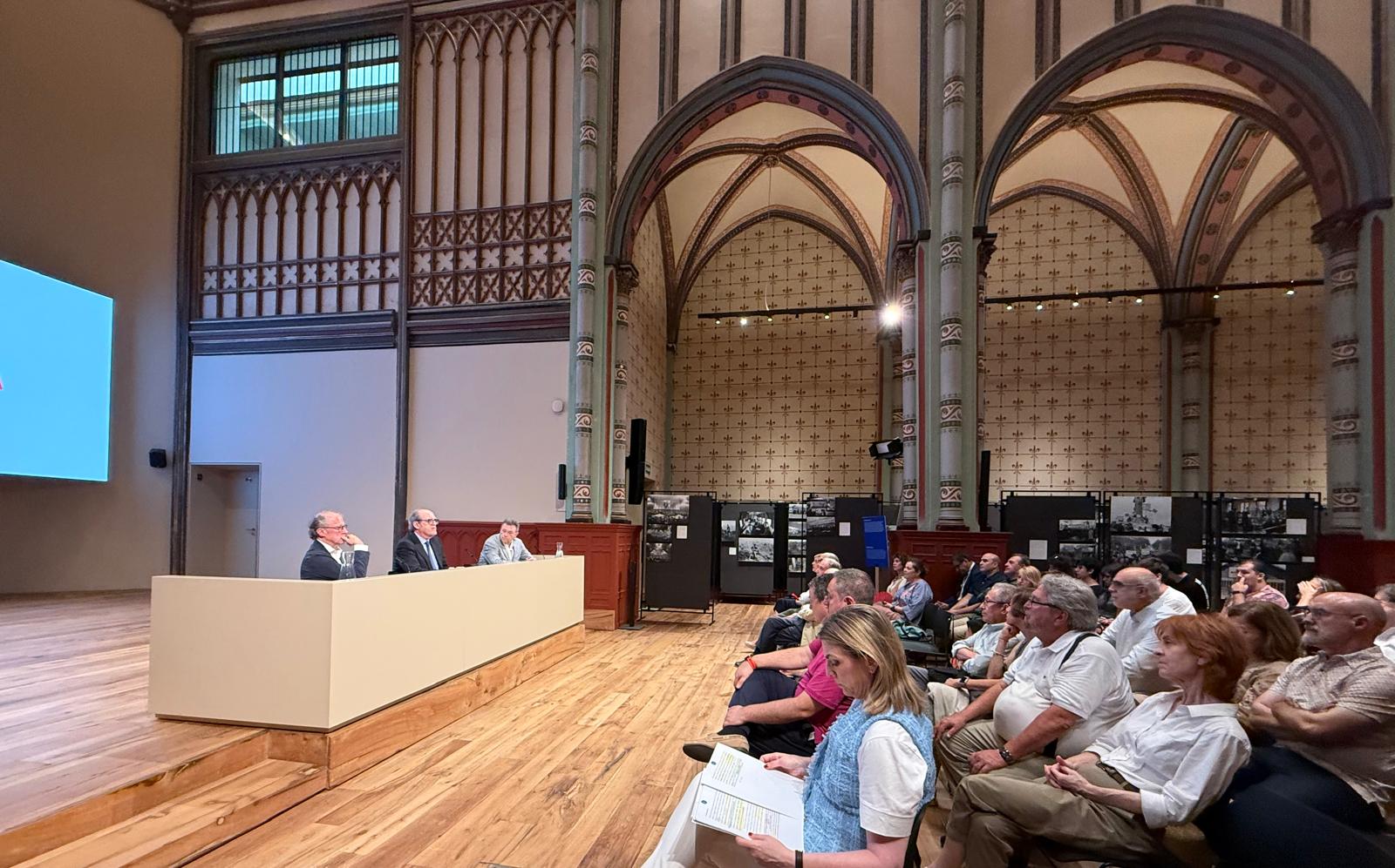Conferencia del Defensor del Pueblo, Ángel Gabilondo, durante un encuentro organizado en Pamplona por la asociación navarra Co.ciudadana