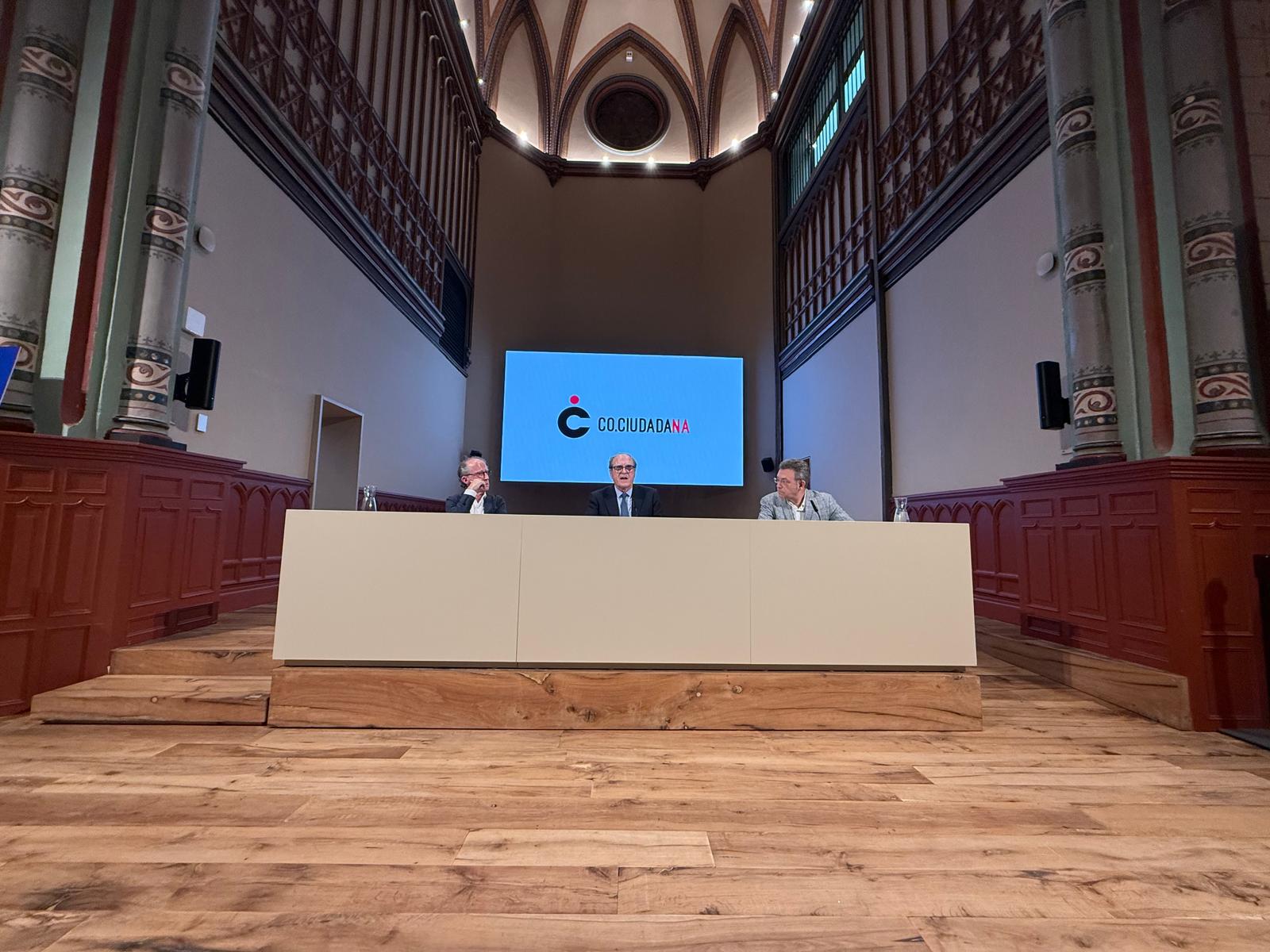 Conferencia del Defensor del Pueblo, Ángel Gabilondo, durante un encuentro organizado en Pamplona por la asociación navarra Co.ciudadana