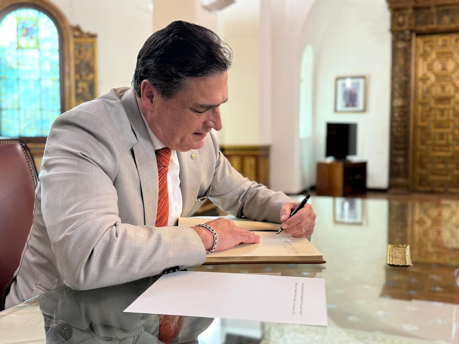 Ángel Gabilondo se reúne con el embajador de Suiza en España