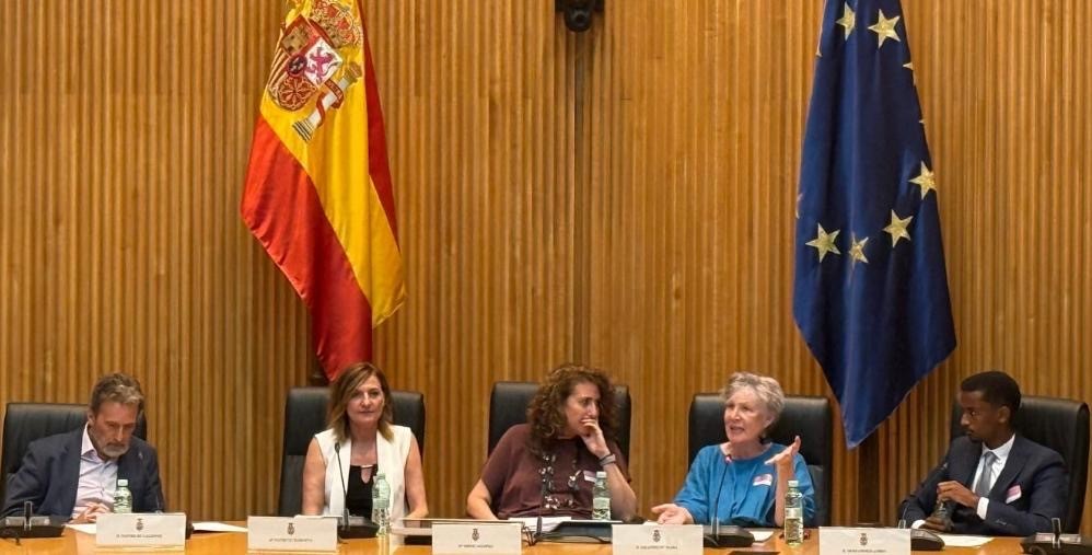 La adjunta segunda en la presentación del Informe de CEAR