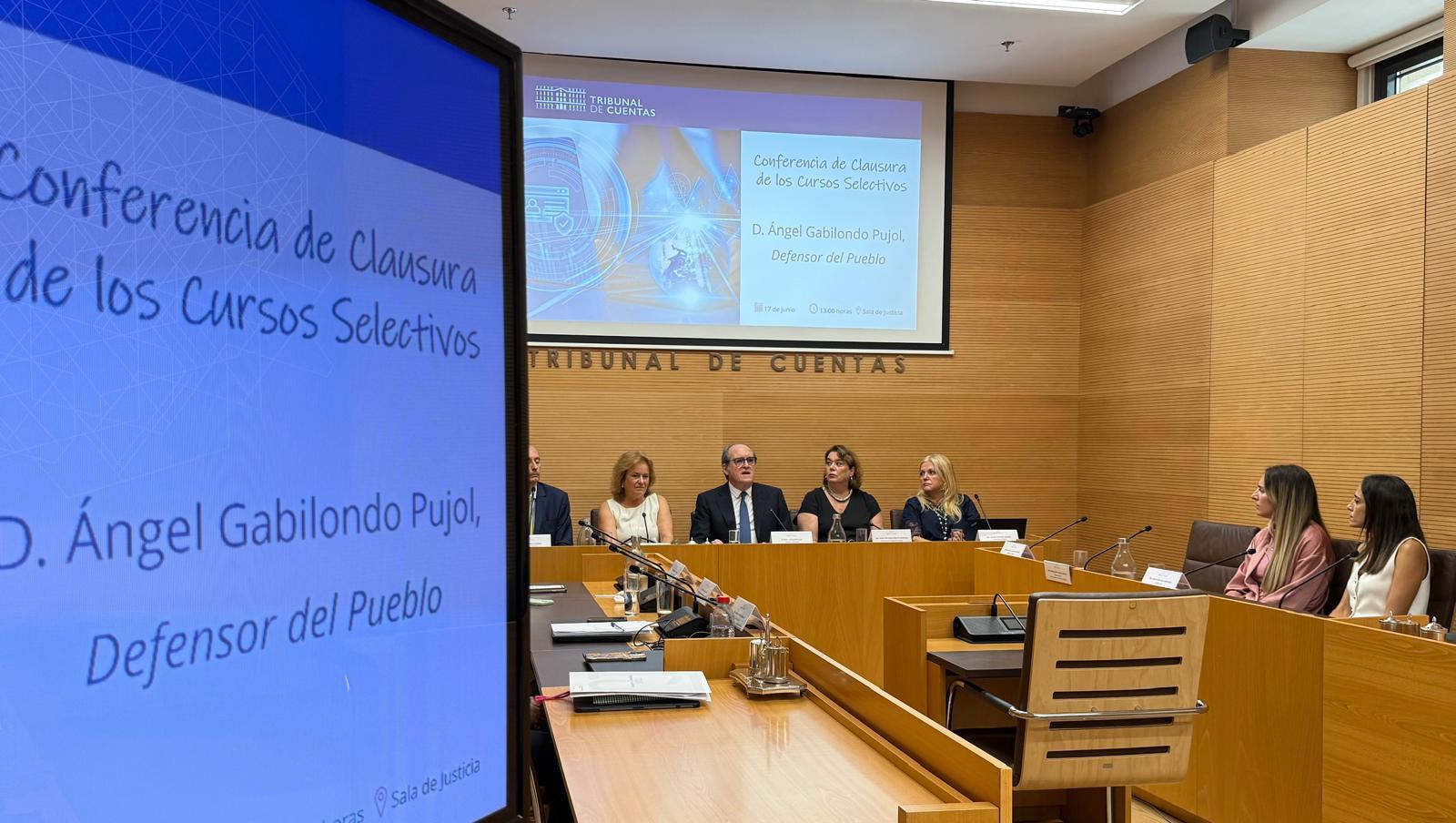 El Defensor clausura el curso de nuevas promociones en el Tribunal de Cuentas
