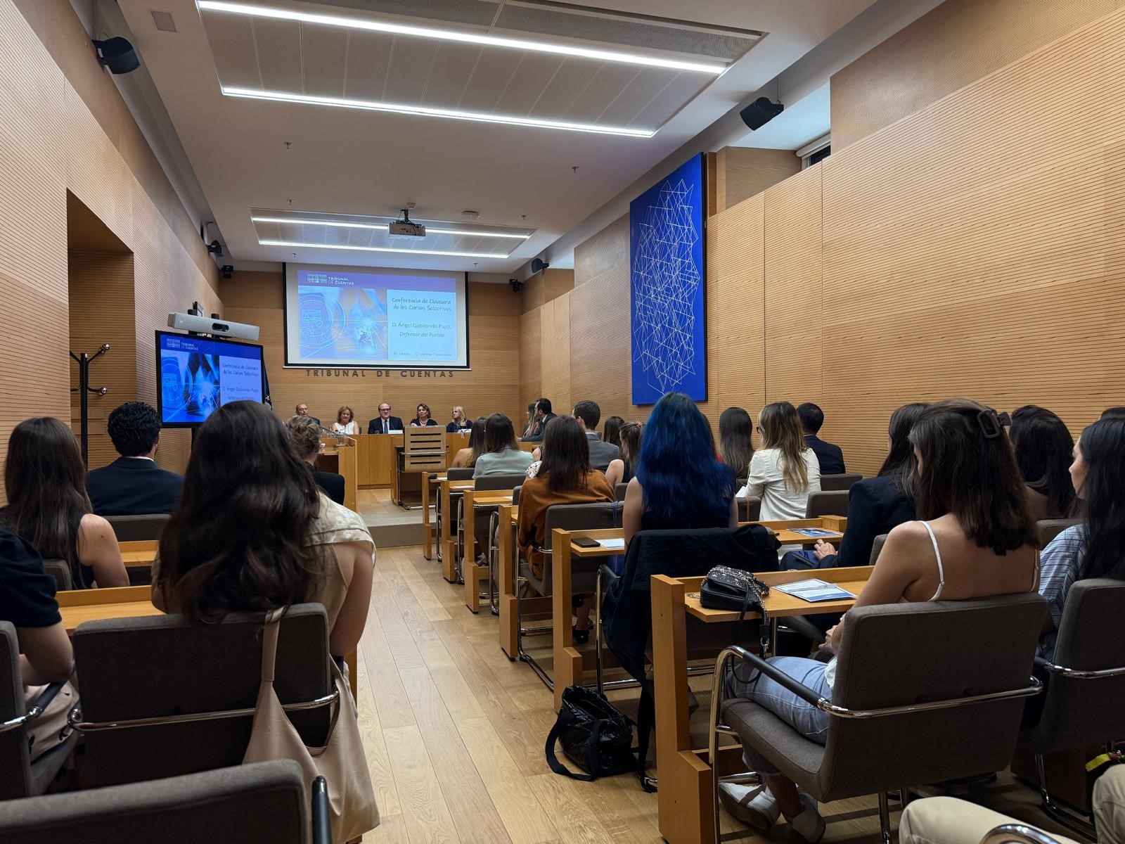 El Defensor clausura el curso de nuevas promociones en el Tribunal de Cuentas