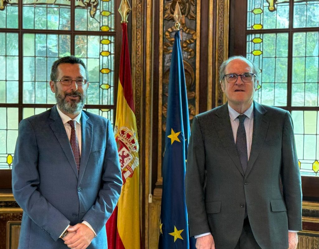 Pulse para ver la noticia: Relaciones institucionales