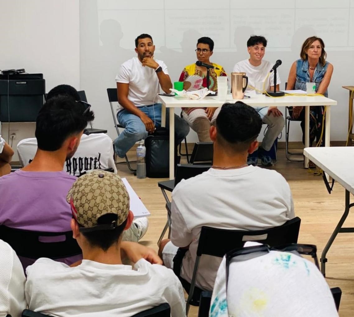 La adjunta segunda en una mesa redonda sobre el Reglamento de Extranjería
