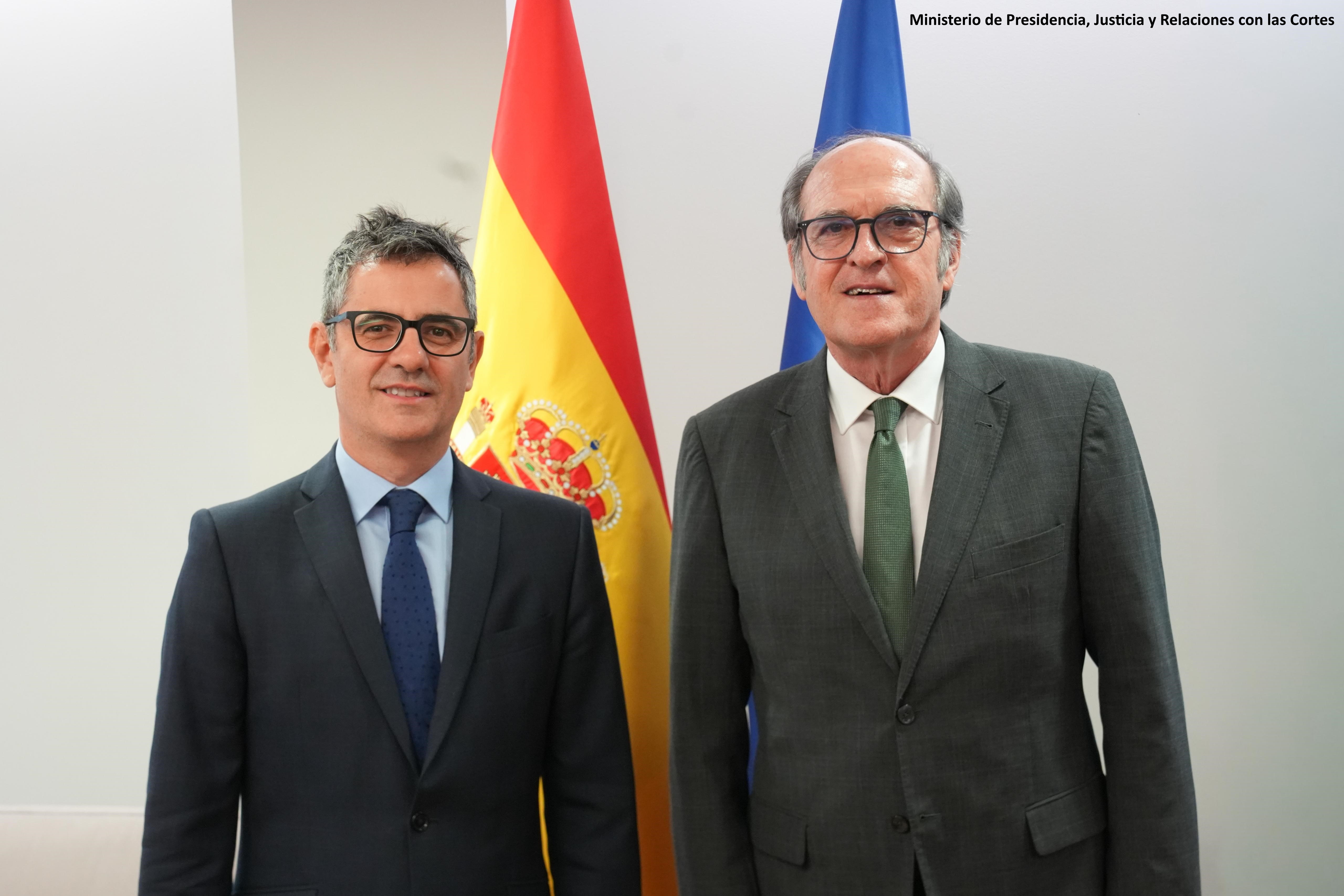 El Defensor del Pueblo, Ángel Gabilondo, con el ministro de la Presidencia, Félix Bolaños