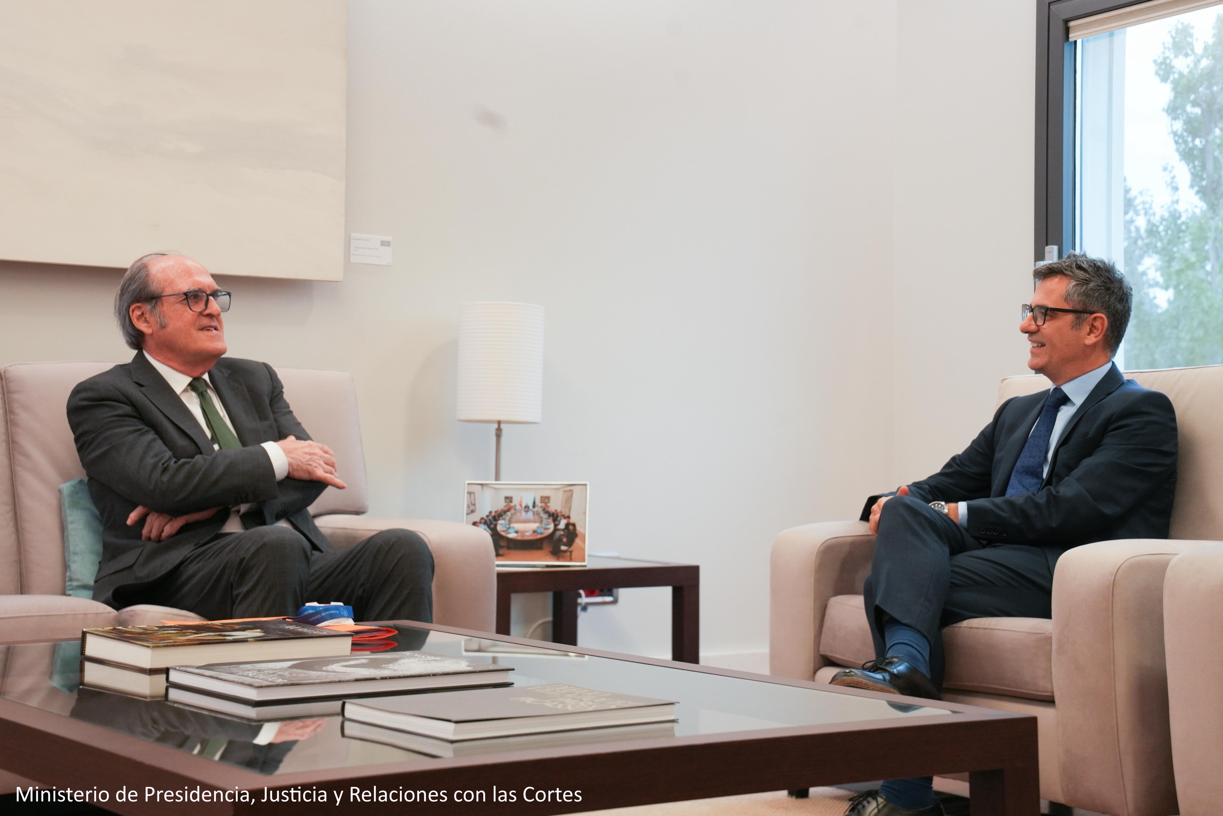 El Defensor del Pueblo, Ángel Gabilondo, con el ministro de la Presidencia, Félix Bolaños