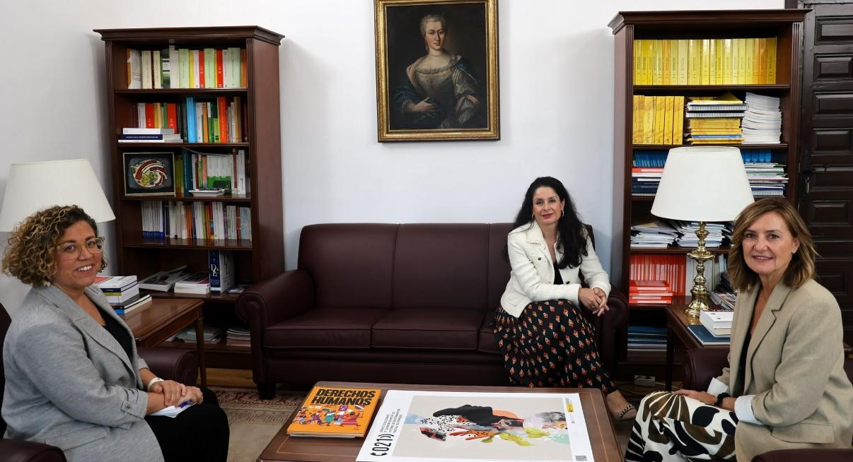 La adjunta segunda del Defensor del Pueblo, Patricia Bárcena con la presidenta de la Autoridad Independiente para la Igualdad de Trato y la No Discriminación