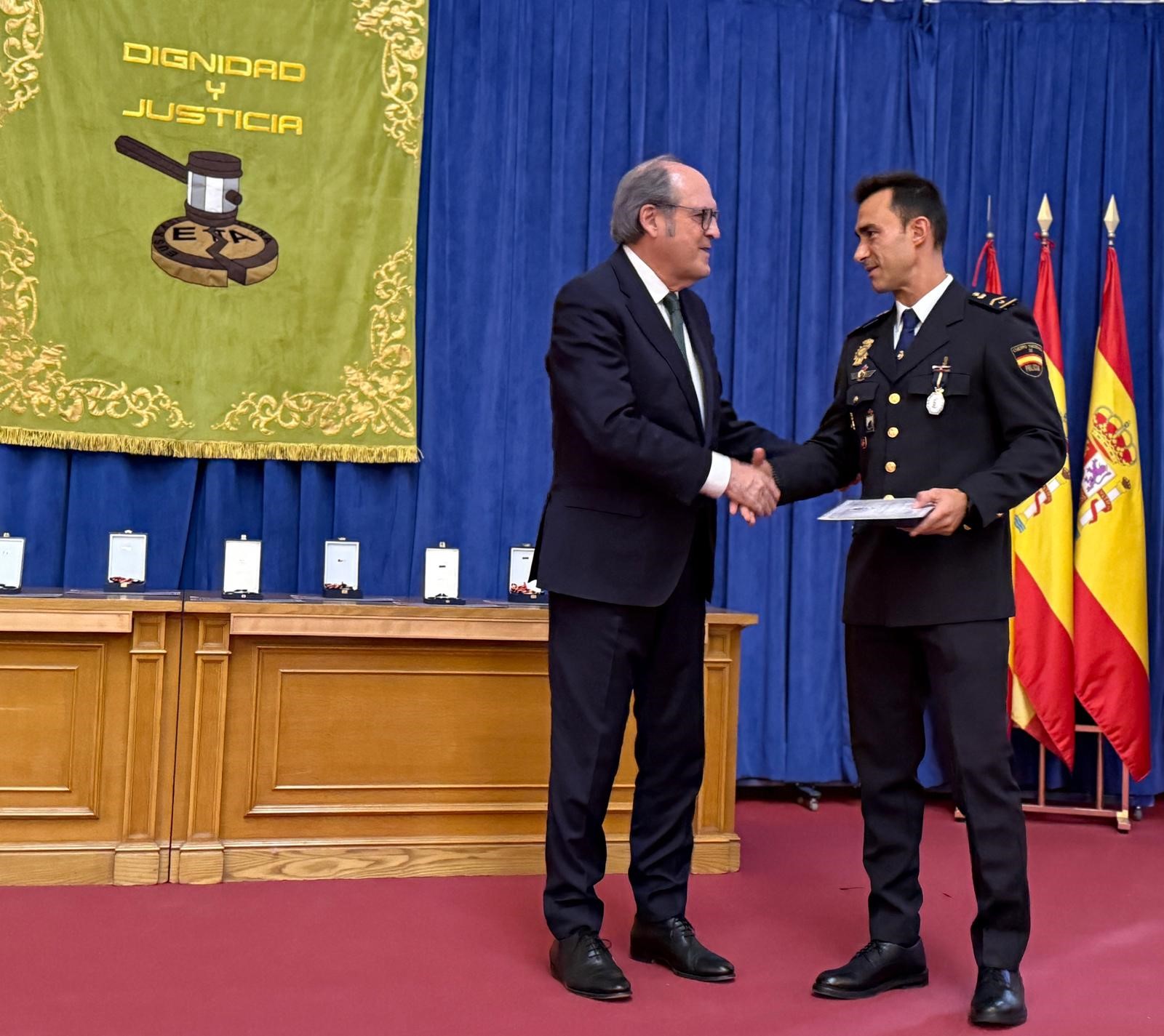 El Defensor del Pueblo, Ángel Gabilondo entrega una de las medallas de la asociación 