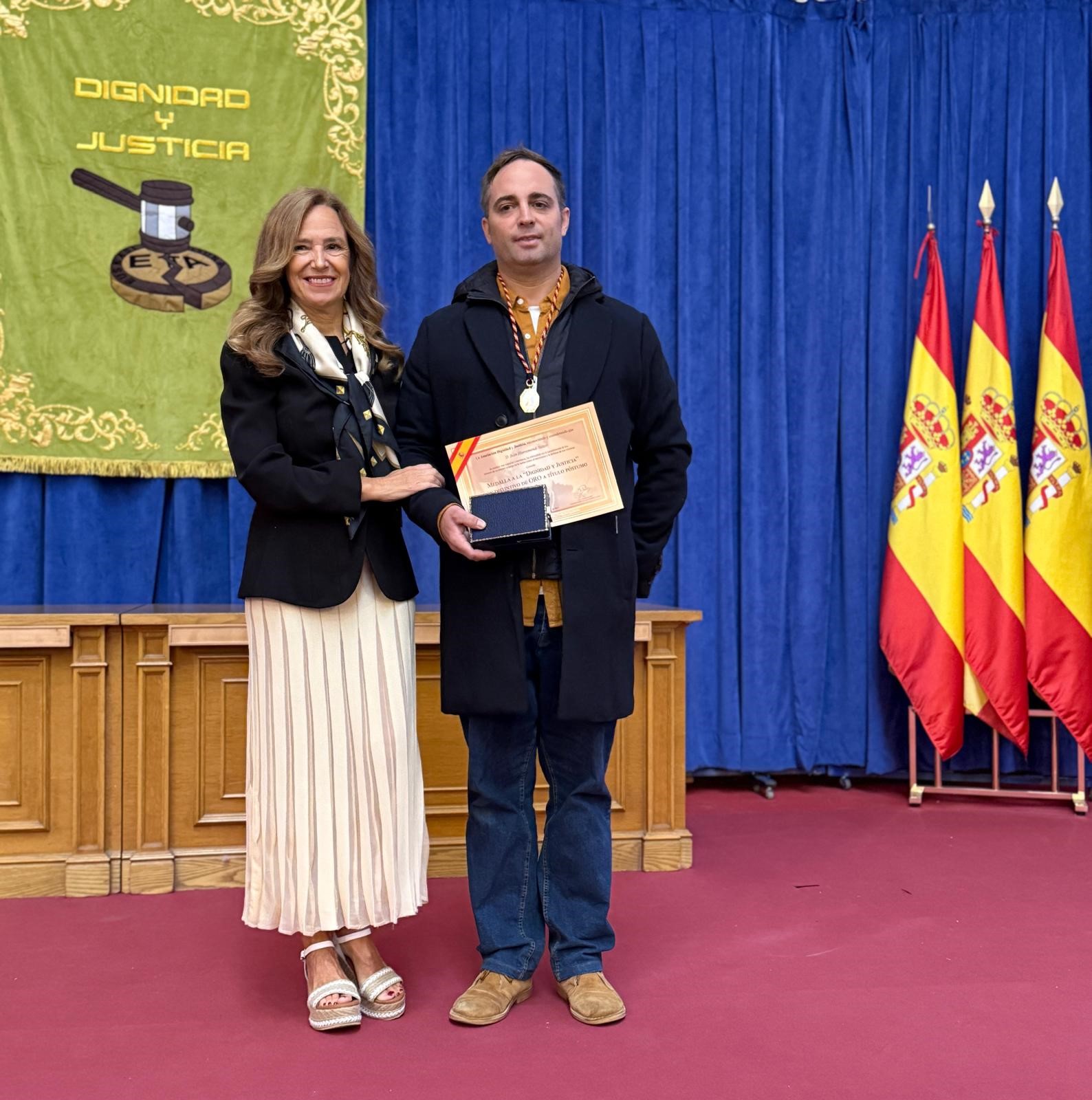 La adjunta primera del Defensor del Pueblo, Teresa Jiménez-Becerril, entrega una de las medallas de la Asociación Dignidad y Justicia