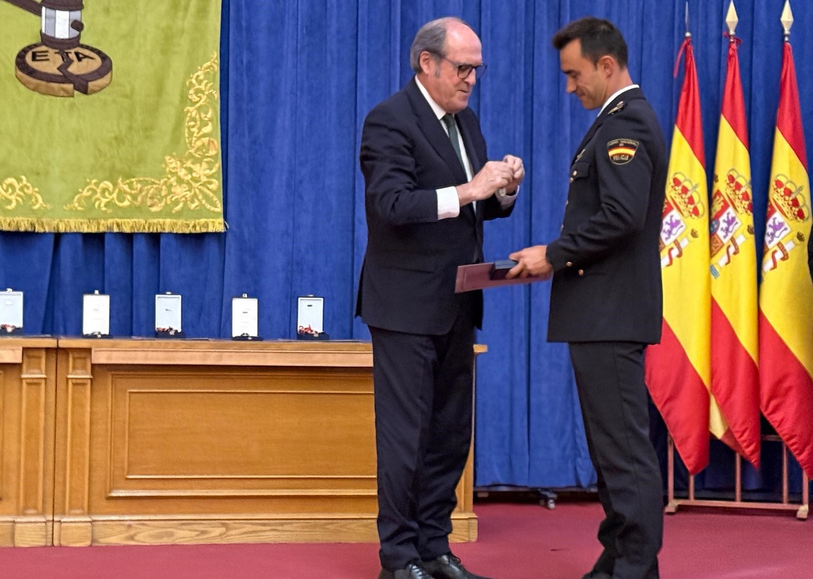 El Defensor del Pueblo, Ángel Gabilondo, entrega una de las medallas de la asociación 