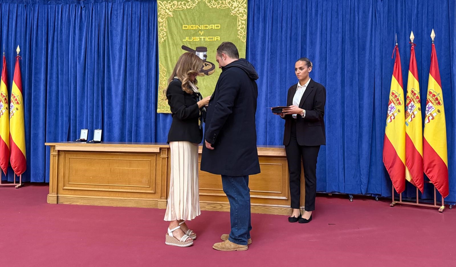 La adjunta primera del Defensor del Pueblo, Teresa Jiménez-Becerril, entrega una de las medallas de la asociación 