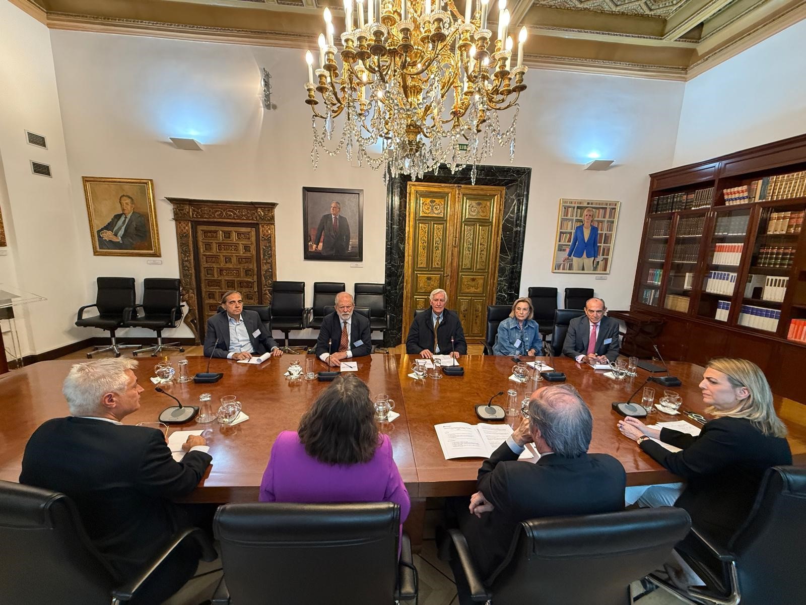 El Defensor del Pueblo reunido con representantes de la Asociación de afectados por el Bernabéu