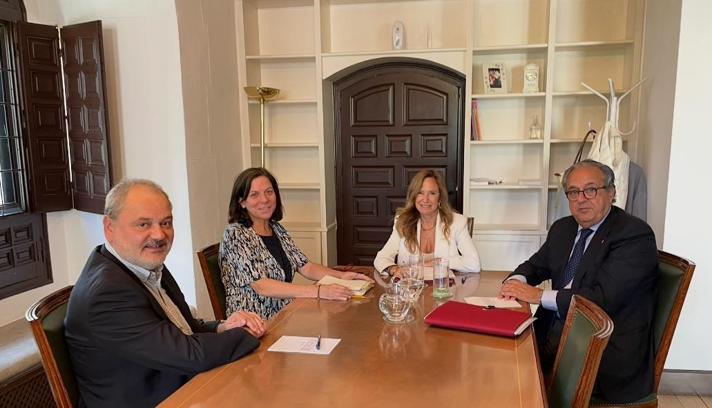 Reunión de la adjunta primera del Defensor del Pueblo con el adjunto del Diputado del Común