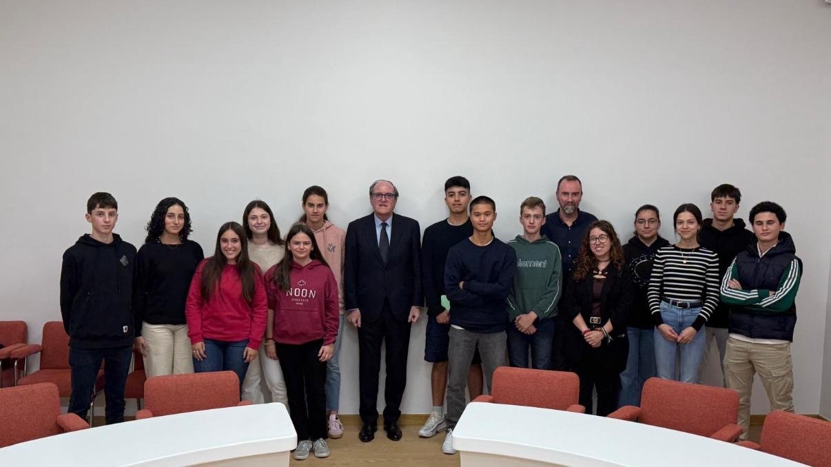 El Defensor del Pueblo, Ángel Gabilondo con alumnos y alumnas del Colegio Claret Larraona