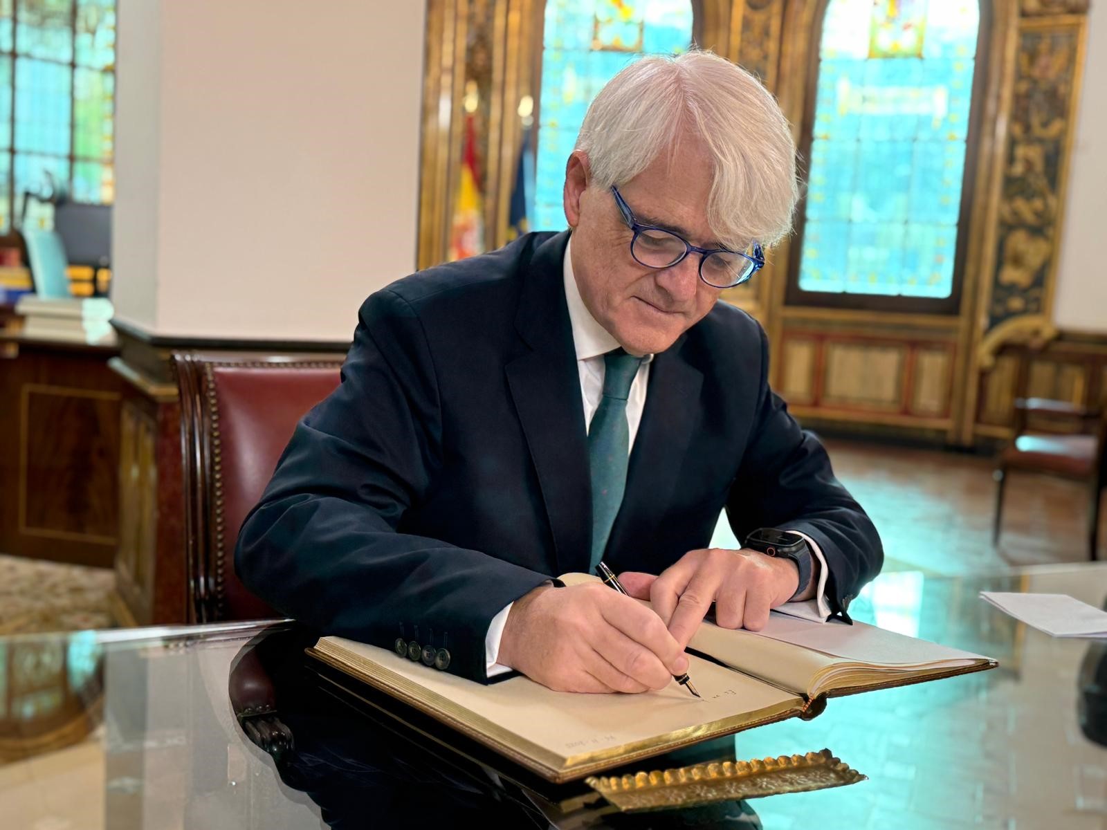 El presidente del Consejo General de la Abogacía firma en el libro de honor del Defensor del Pueblo