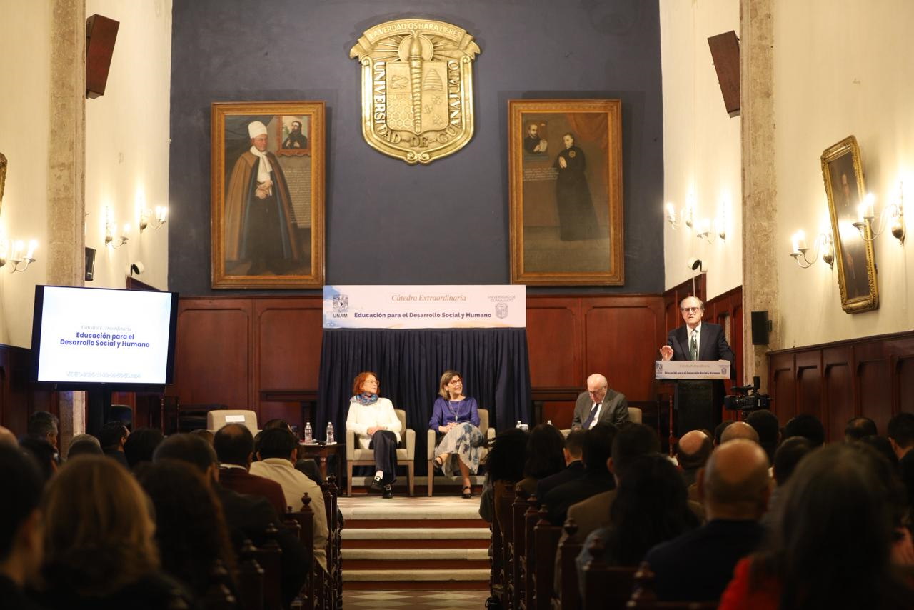 El Defensor del Pueblo, Ángel Gabilondo imparte conferencia en universidad México