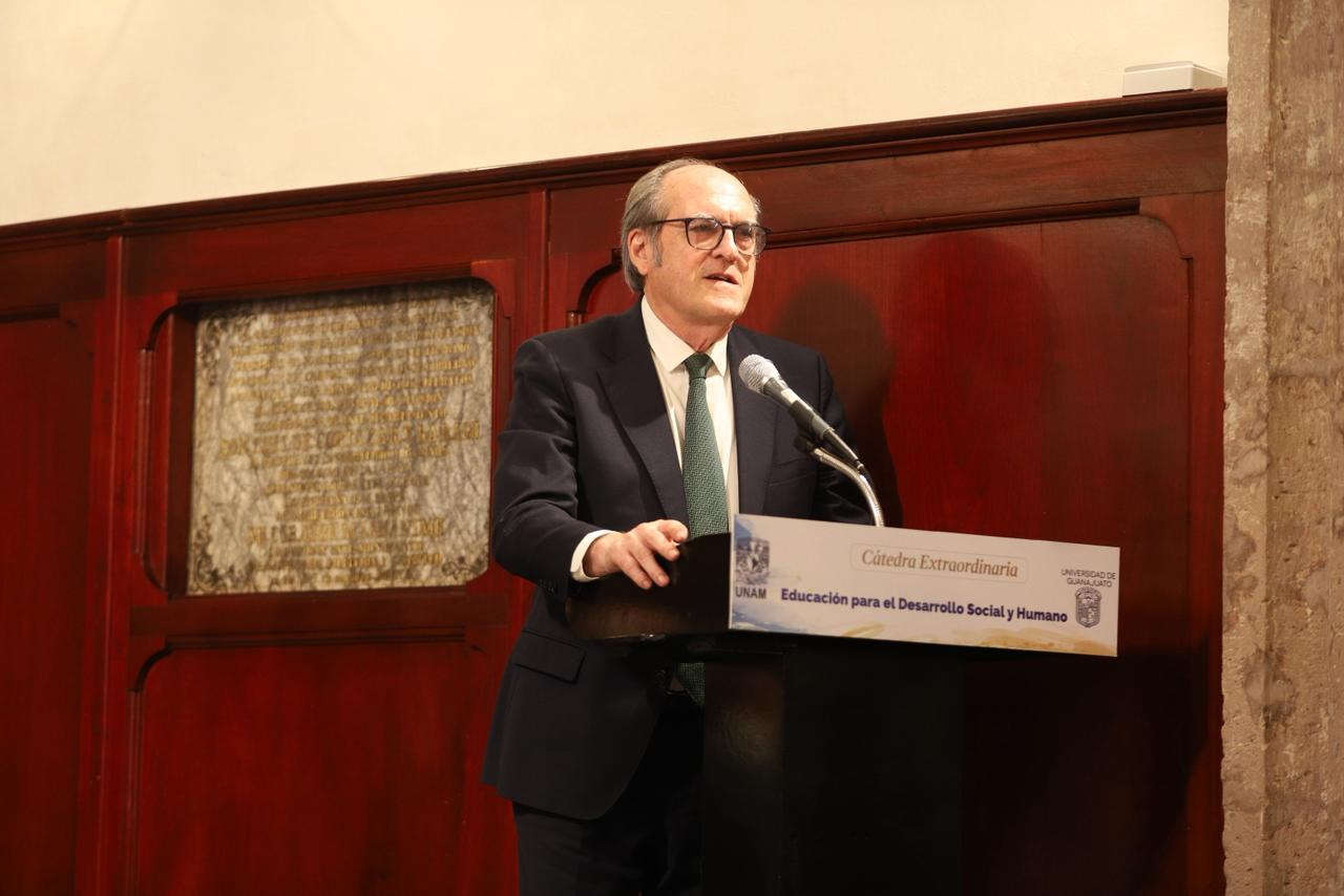 El Defensor del Pueblo, Ángel Gabilondo imparte conferencia en universidad México