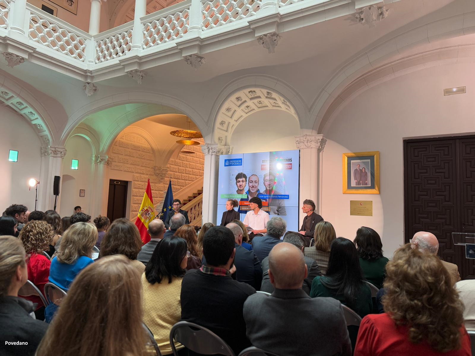 Alumnos y alumna del IES Fortuny participan en una mesa redonda en el Defensor del Pueblo