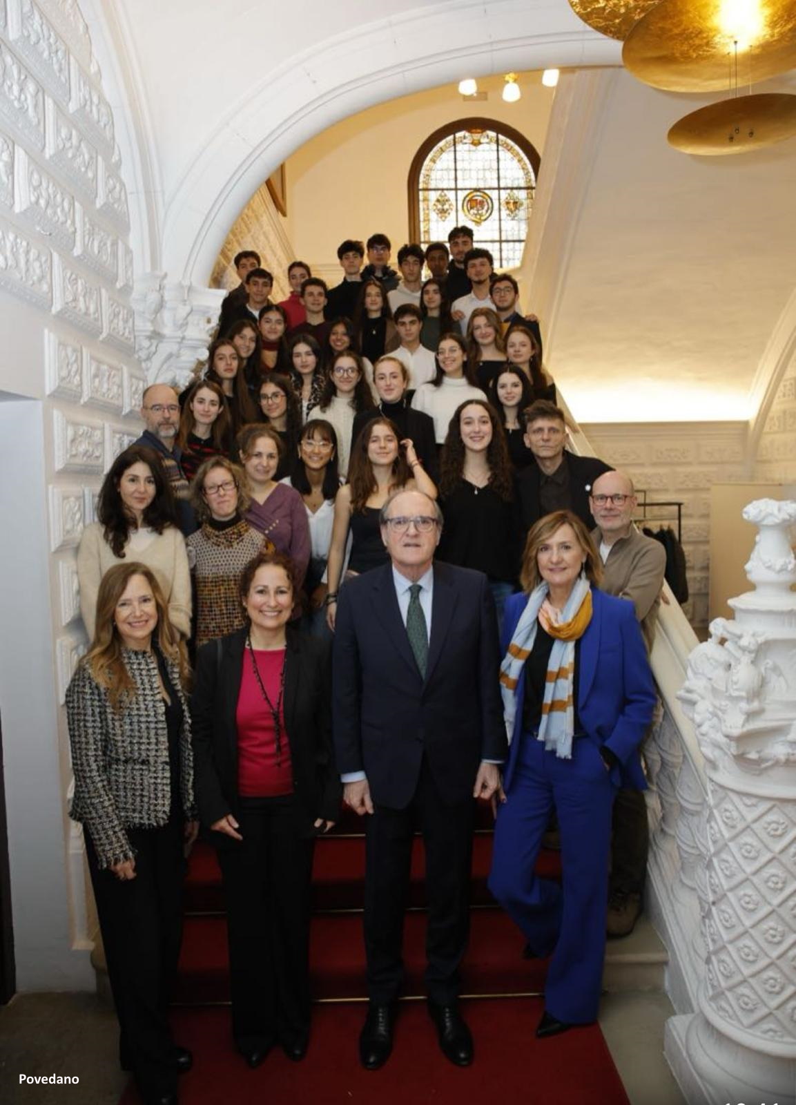 El Defensor y las adjuntas con todos los alumnos y alumnas del IES Fortuny en el acto por el Día de los Derechos Humanos