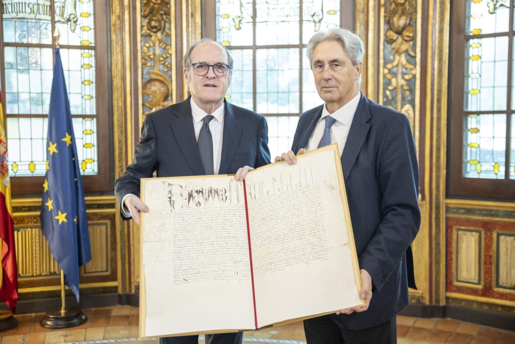 Pulse para ver la noticia: Se la entrega el rector José Vicente Saz