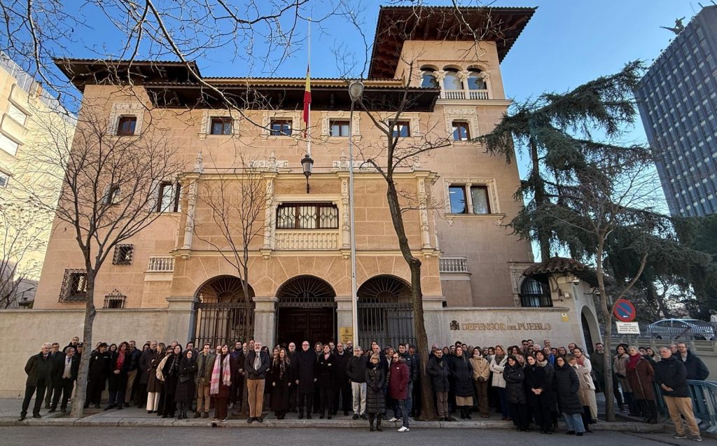 Pulse para ver la noticia: Minuto de silencio y bandera a media asta