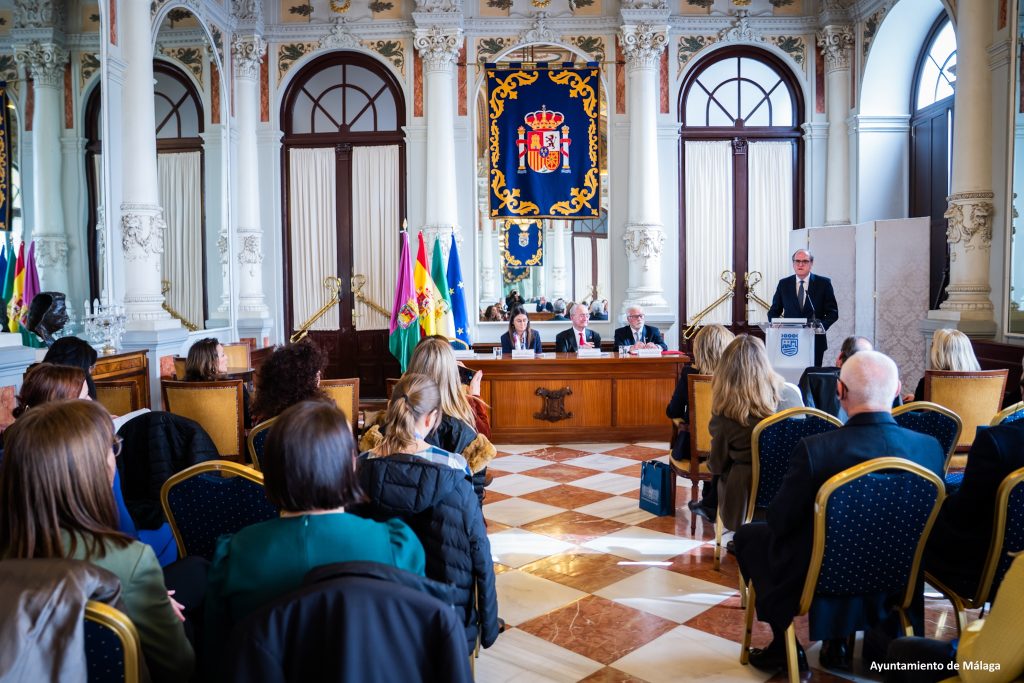 Pulse para ver la noticia: Asiste la Defensora del Pueblo de Europa, Teresa Anjinho