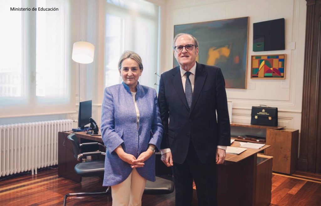 Pulse para ver la noticia: Encuentro institucional